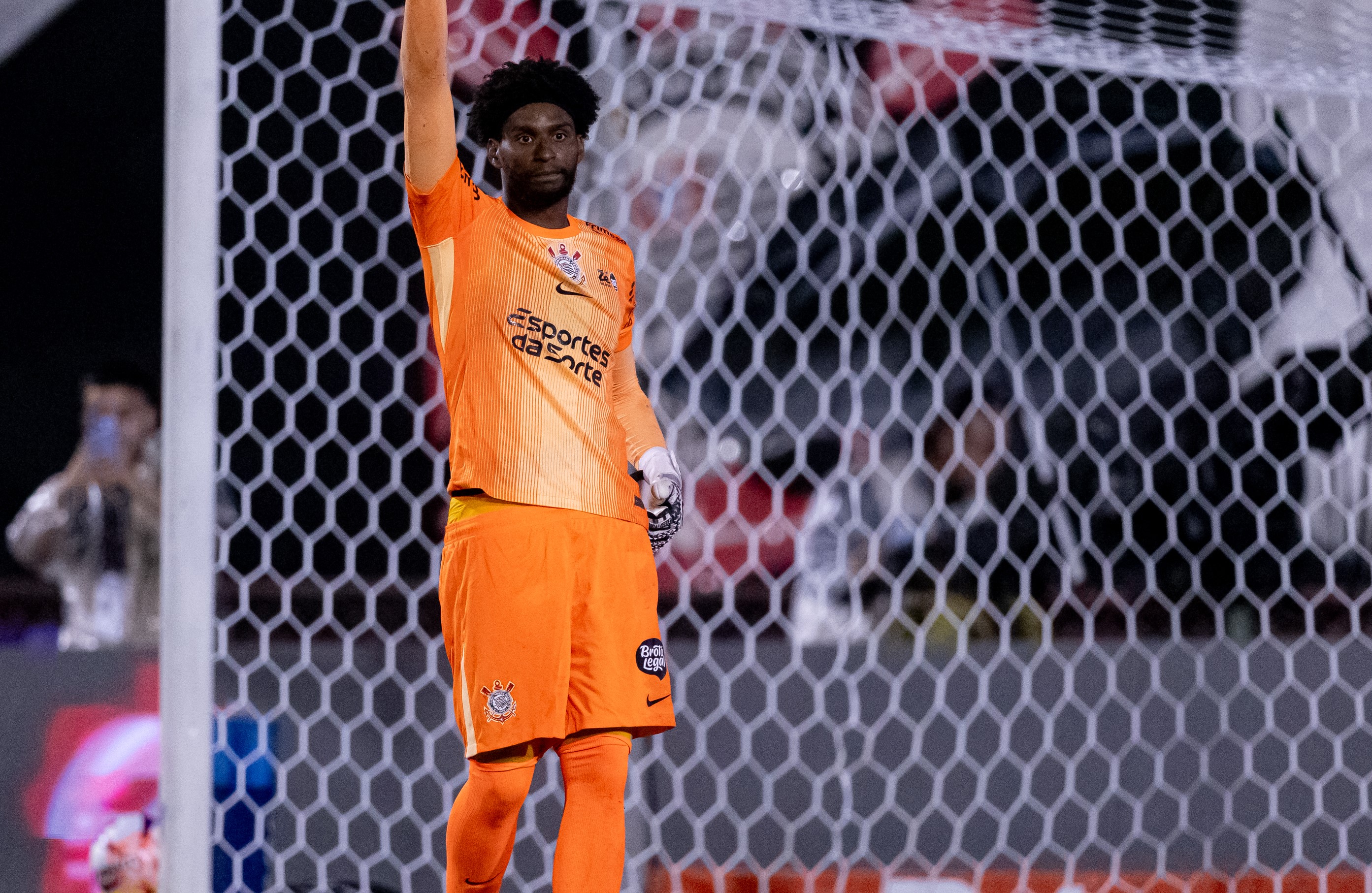 Marcos se Retrata Após Declarações sobre Racismo Enfrentado por Goleiro do Corinthians