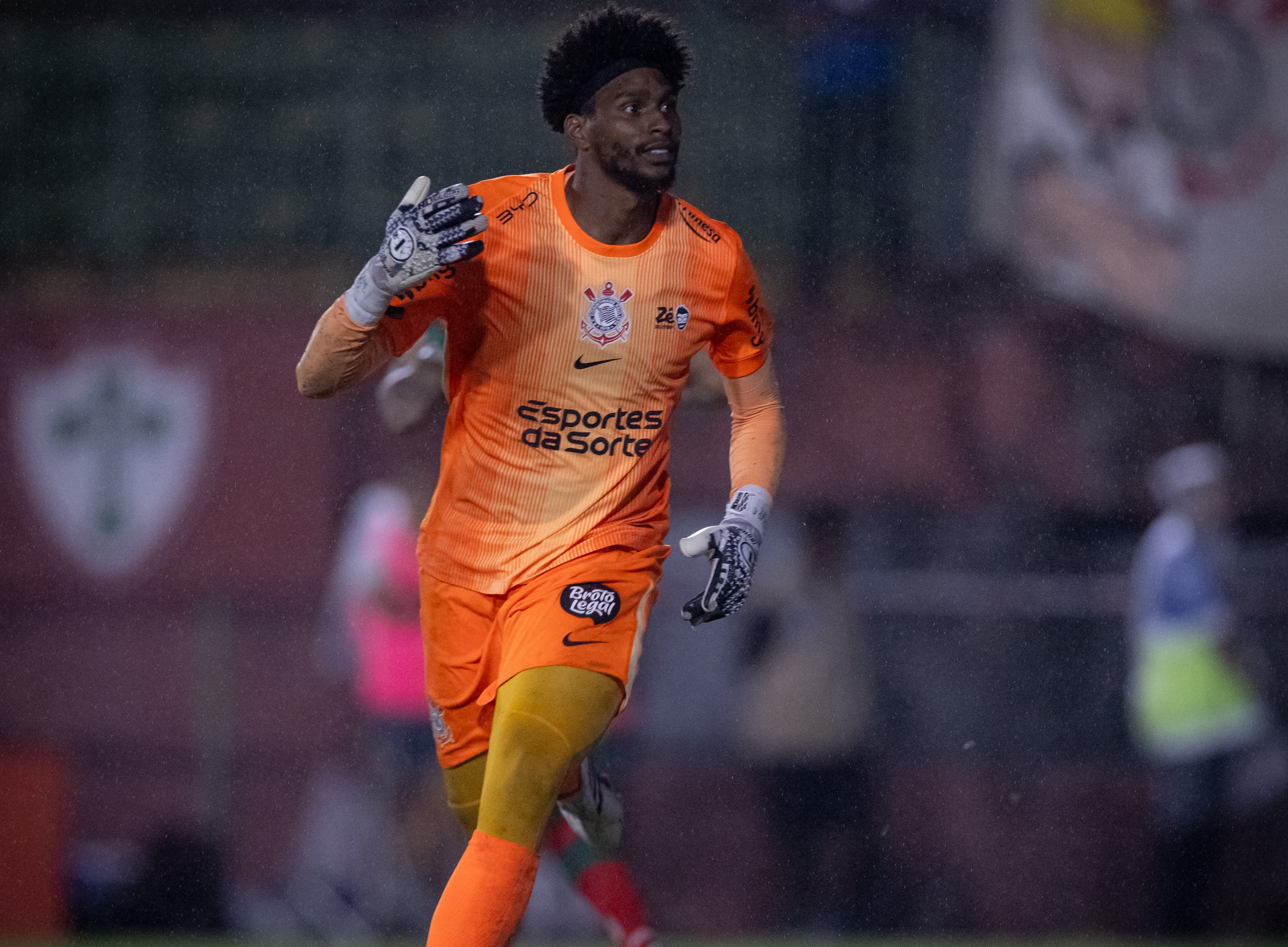 INADMISSÍVEL! Hugo Souza é vítima de racismo após noite histórica no Canindé