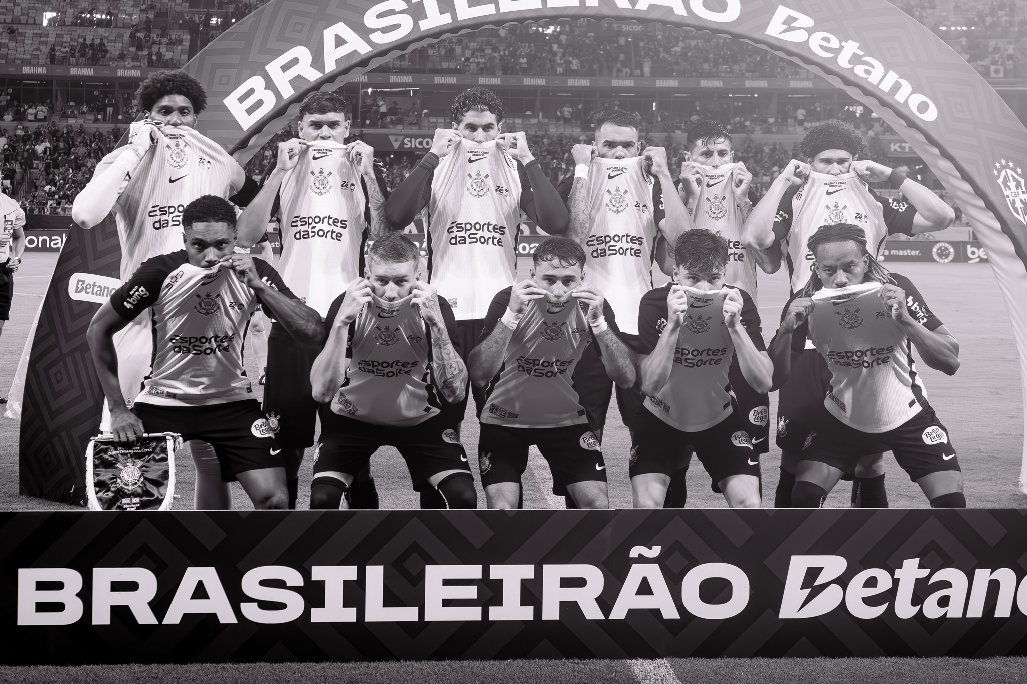 BAITA ATITUDE! Corinthians faz ato antirracista antes de duelo no Mineirão