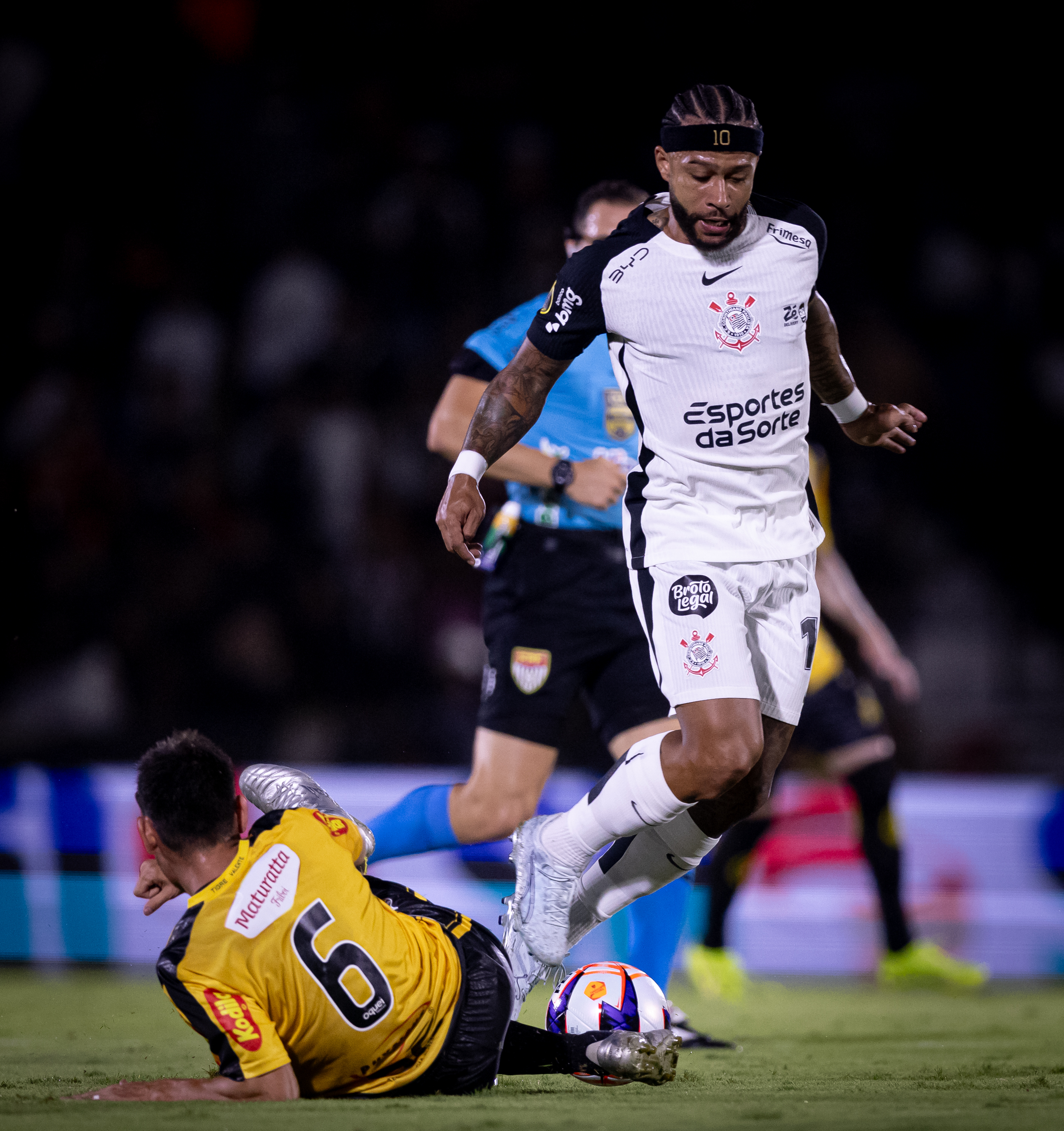 Memphis falha como 9 e amplia dilema no Corinthians