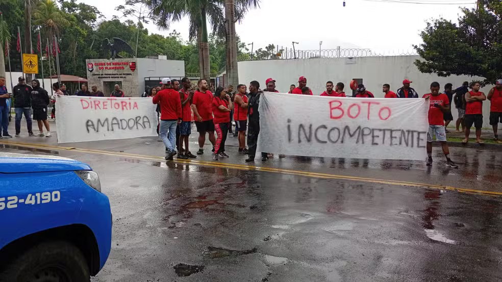 Flamengo Retorna aos Treinos em Meio a Protestos: Torcedores Criticam Direção Após Vice na Recopa