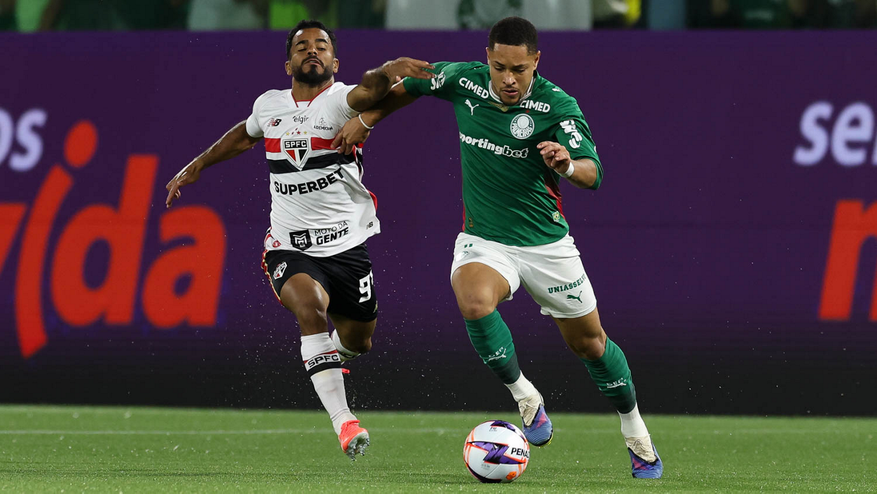 Abel elogia Vitor Roque e o compara a um leão em campo