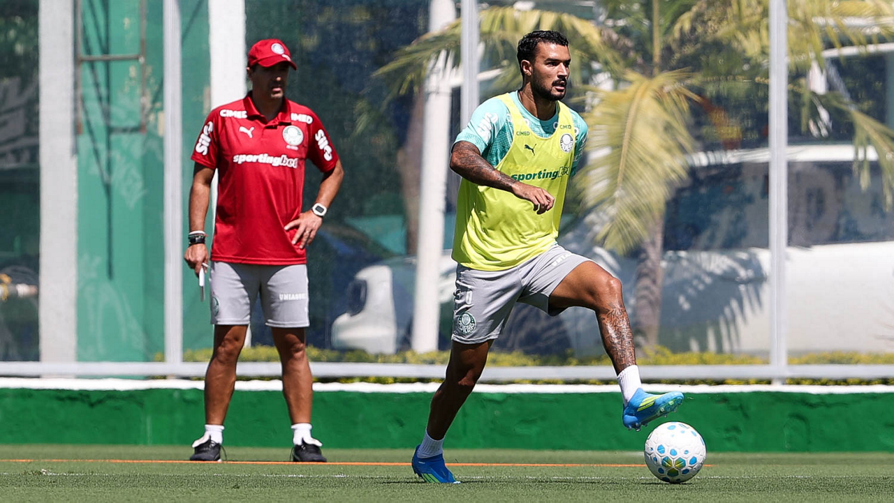 Abel Ferreira lidera treinamento do Palmeiras com foco na preparação, mas Vitor Roque é ausência marcada