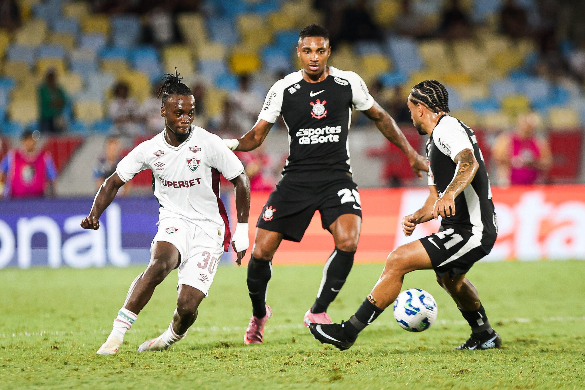 Fluminense e Corinthians se enfrentam: descubra onde assistir ao duelo no Brasileirão