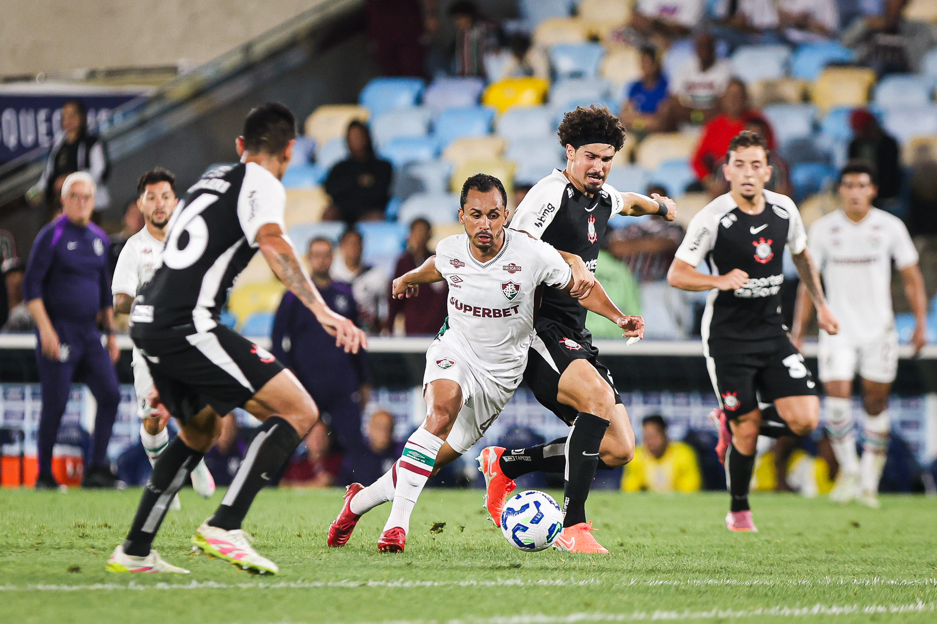Fluminense e Corinthians se Enfrentam em Confronto Decisivo no Brasileirão: Escalações, Histórico e Onde Assistir ao Vivo