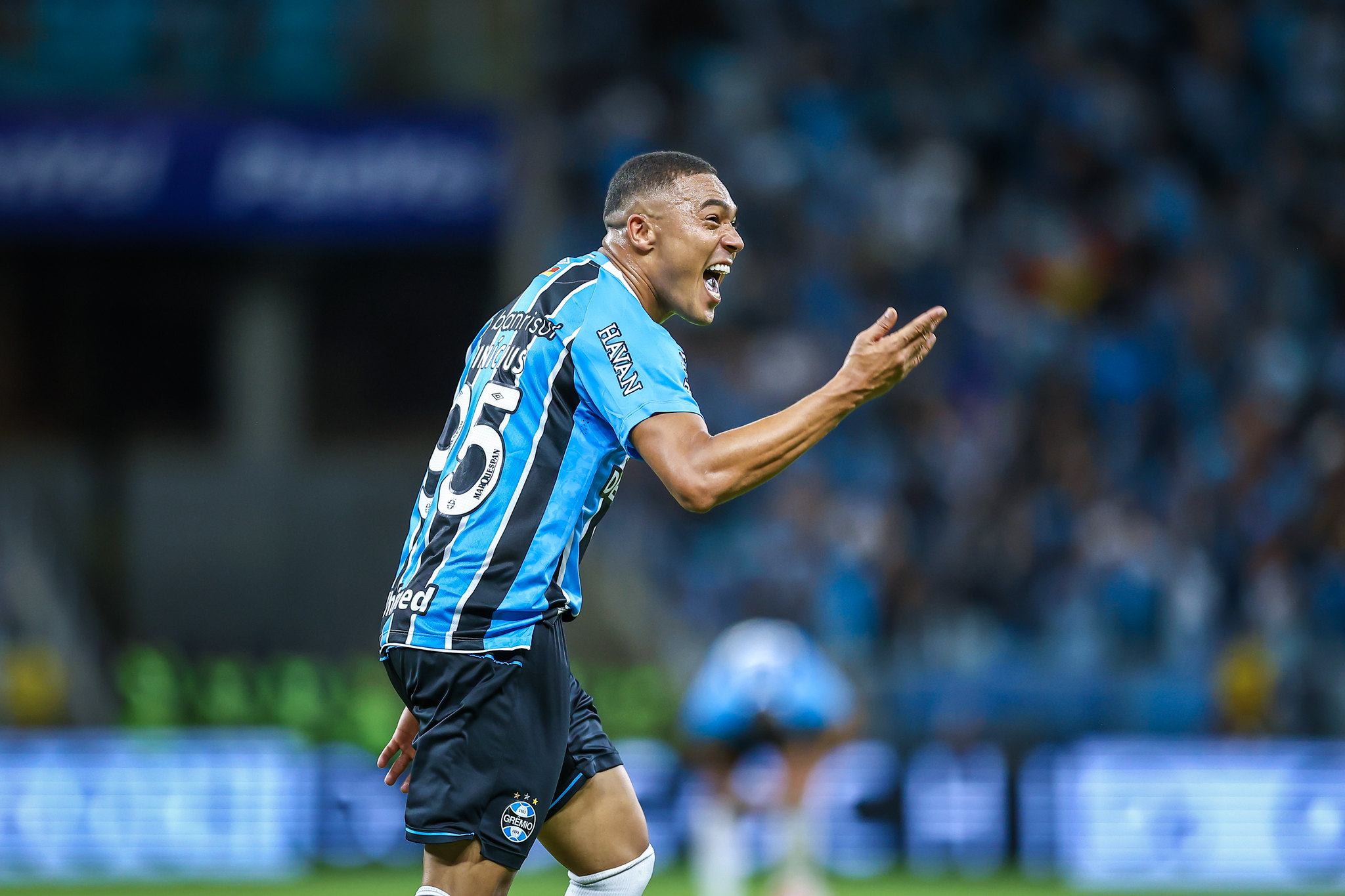 Decisivo no Grêmio: veja os números de Carlos Vinícius na campanha do Gauchão