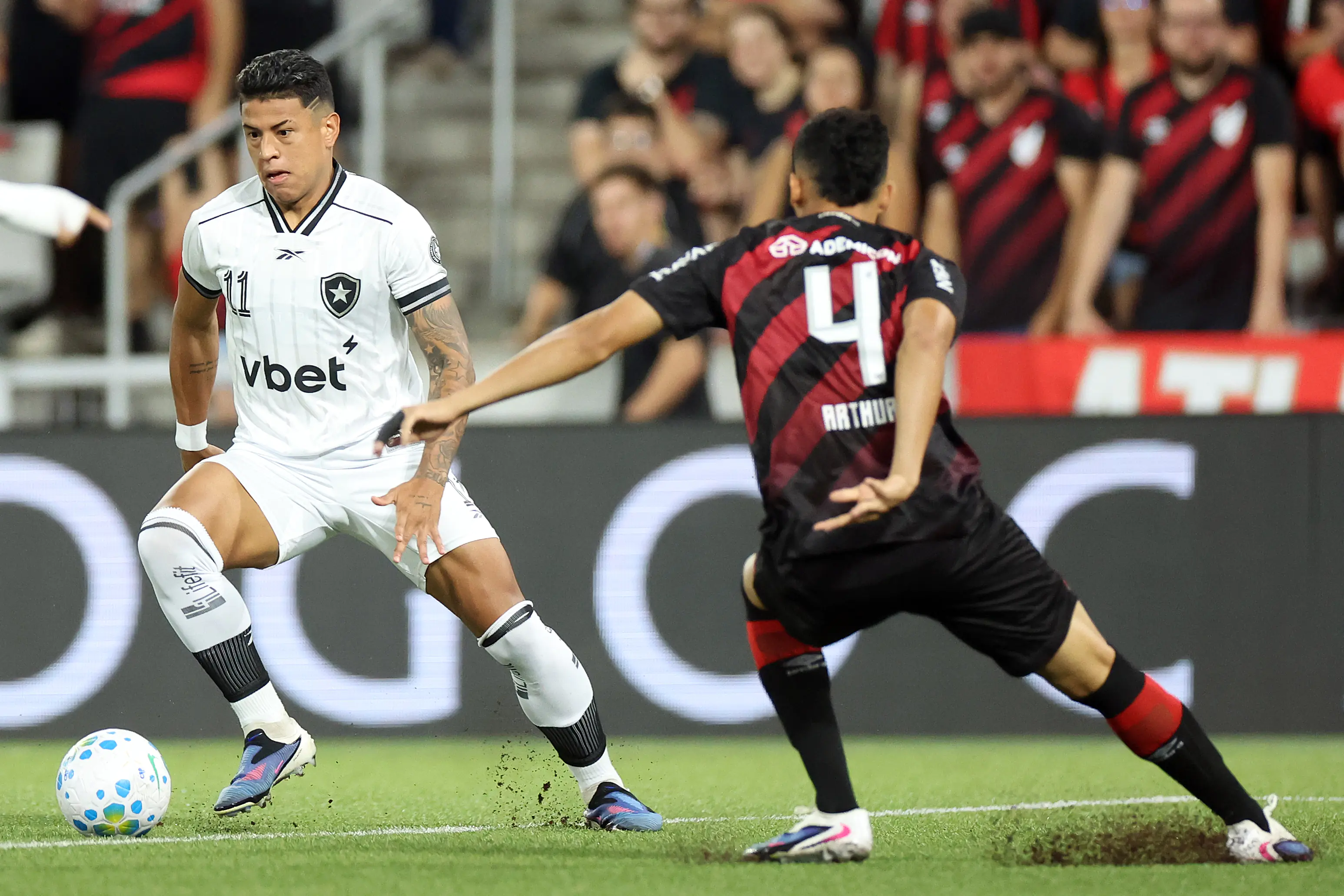 Athletico e Botafogo em partida pelo Campeonato Brasileiro.