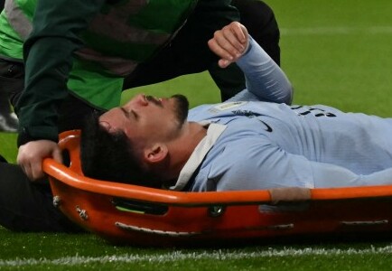 Piquerez sofre lesão no tornozelo e é retirado de campo durante a partida do Uruguai