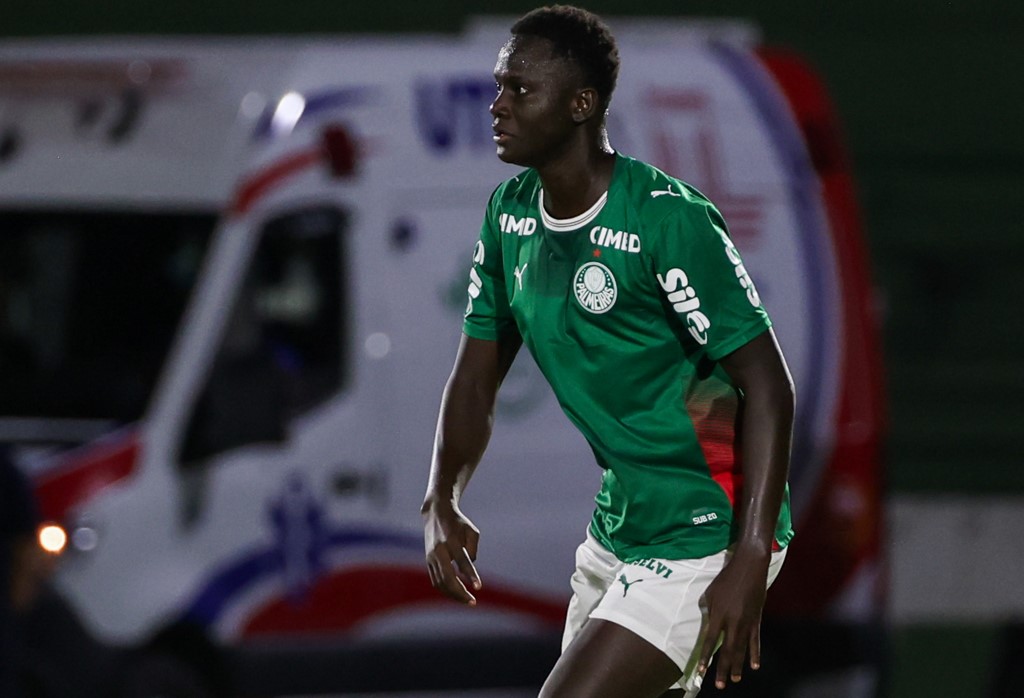 Zagueiro do Palmeiras, de 18 anos, revela segredos da rotina de Gómez e amizade com Vitor Roque