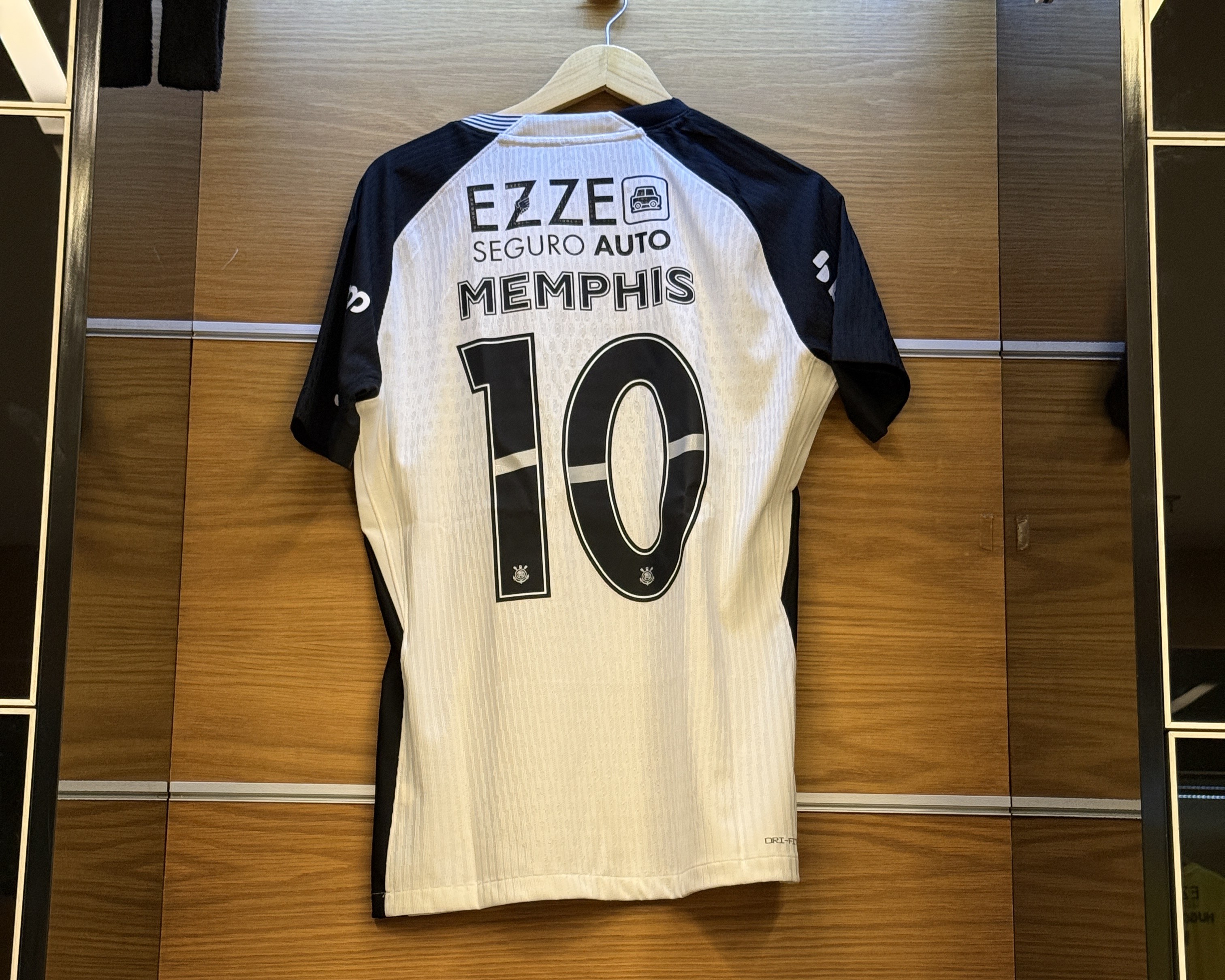 Corinthians aposta em Memphis como titular e novidades no banco contra o Coritiba