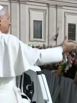 Milan? Papa recebe camisa do Flamengo e pergunta viraliza