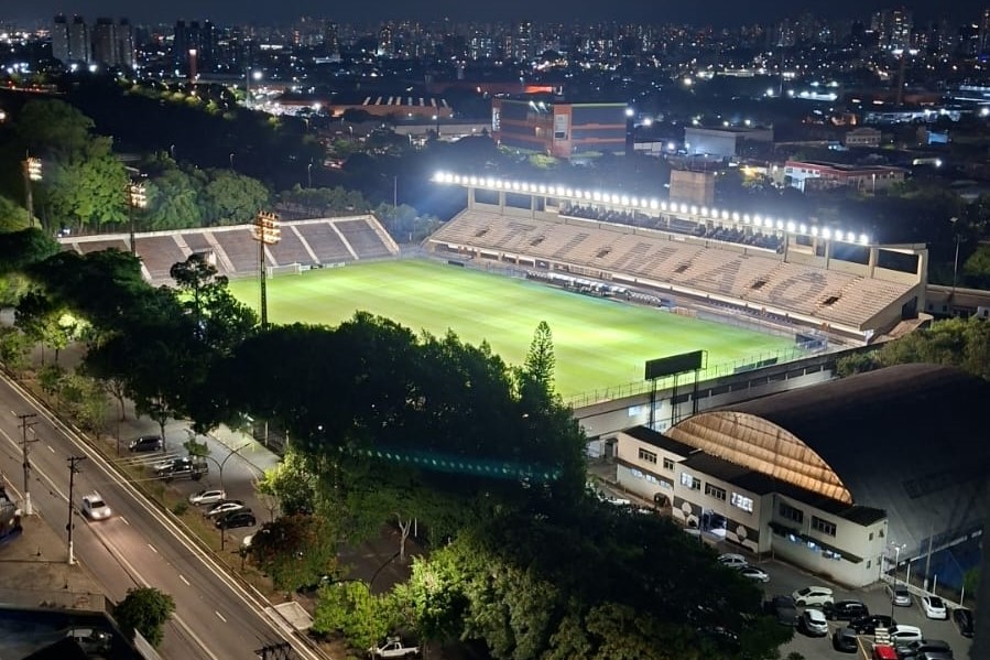 Corinthians Avança em Modernização da Iluminação da Fazendinha com Testes Finais Em Andamento