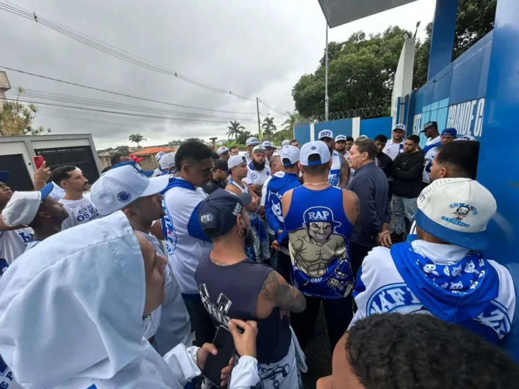 Torcedores do Cruzeiro Interagem com Pedrinho na Toca da Raposa: Diálogo e Expectativas para a Temporada