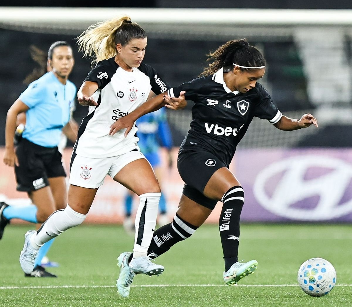 Corinthians supera Botafogo e se aproxima da liderança no Campeonato Brasileiro Feminino