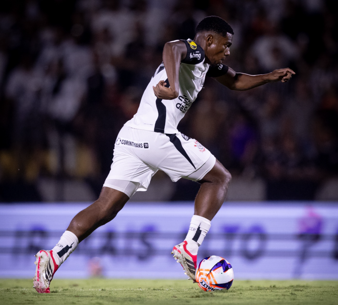 André Brilha no Corinthians e Intensifica Disputa no Meio de Campo