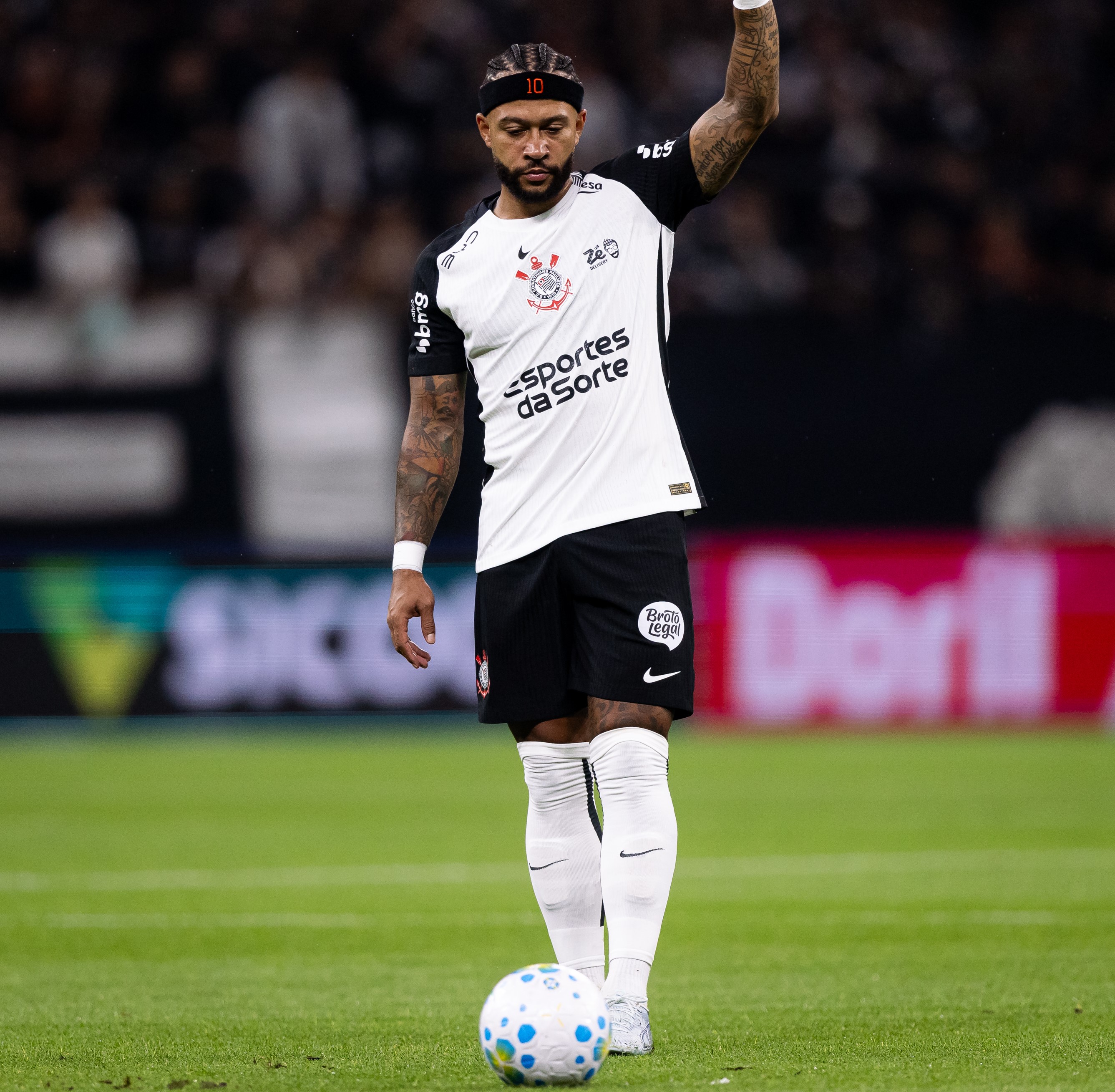 STJD denuncia Memphis Depay por uso de celular no banco e pode pegar até 6 jogos de gancho