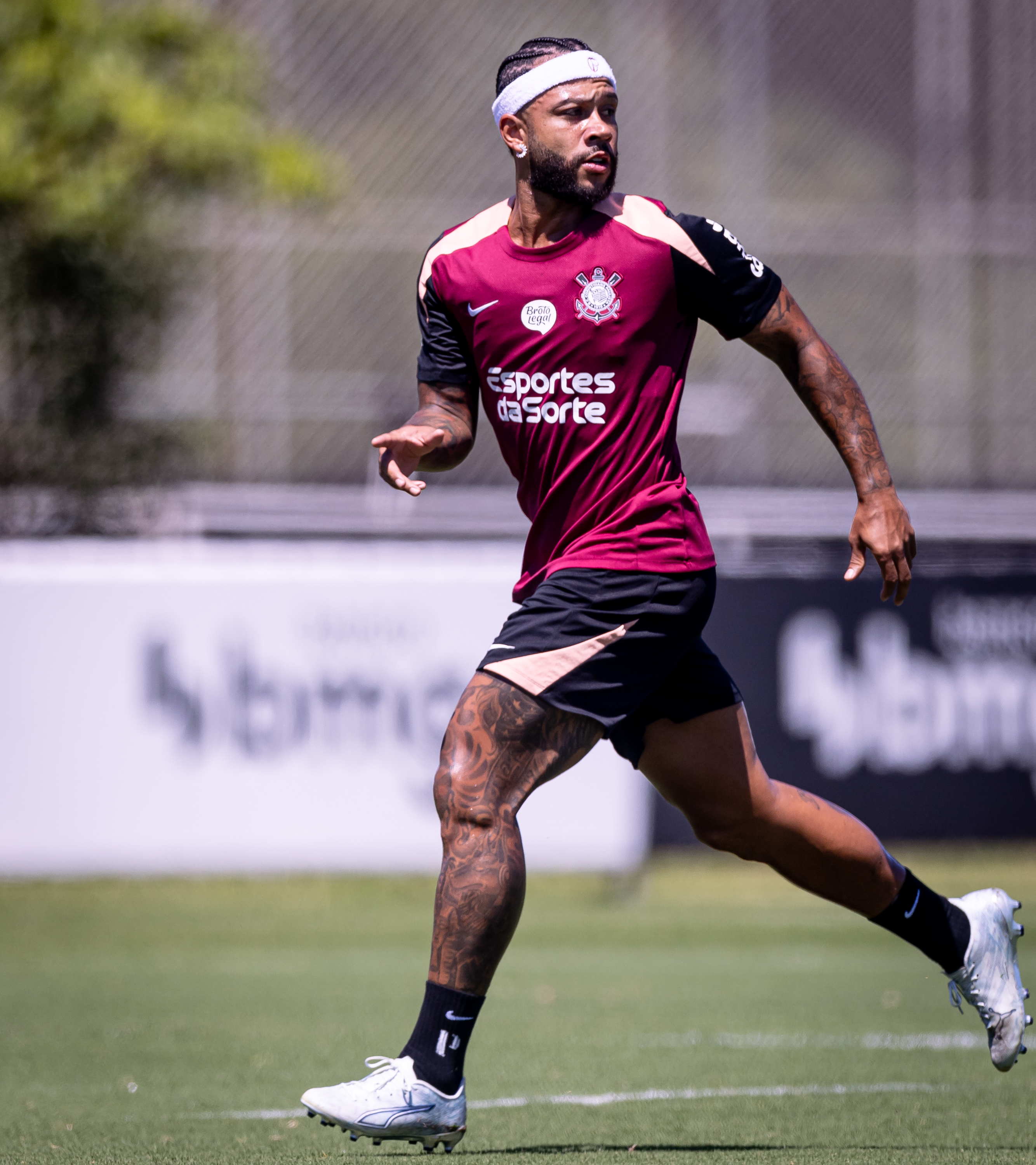 AUSÊNCIA CONFIRMADA: Saiba tudo sobre a lesão de Memphis Depay