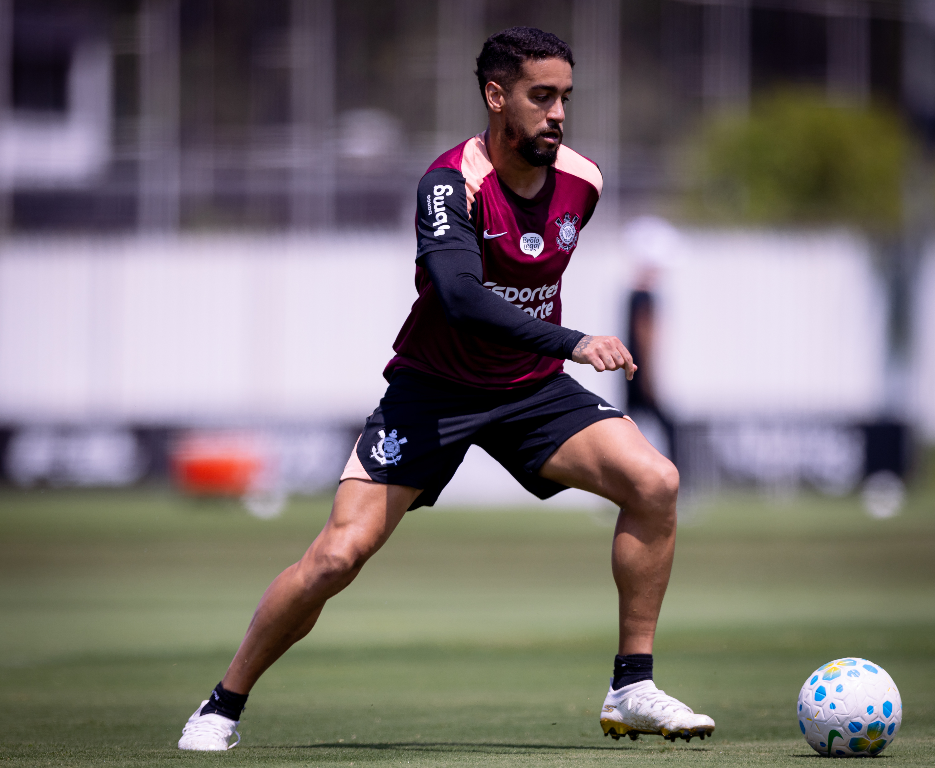 Matheus Pereira, do Corinthians, critiques do gramado sintético da Chapecoense: 