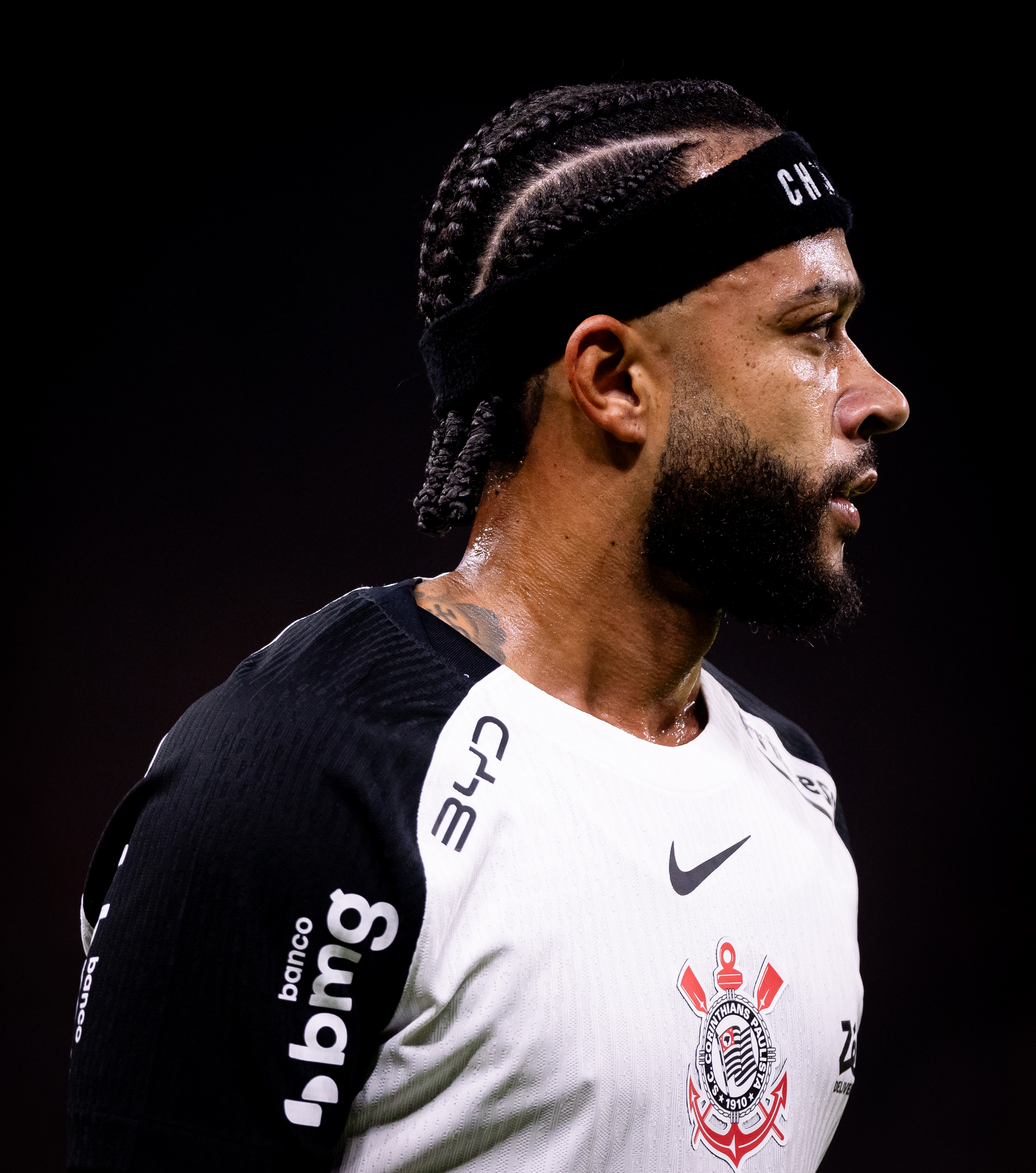 Memphis clarifica uso de celular no banco do Corinthians após saída por lesão