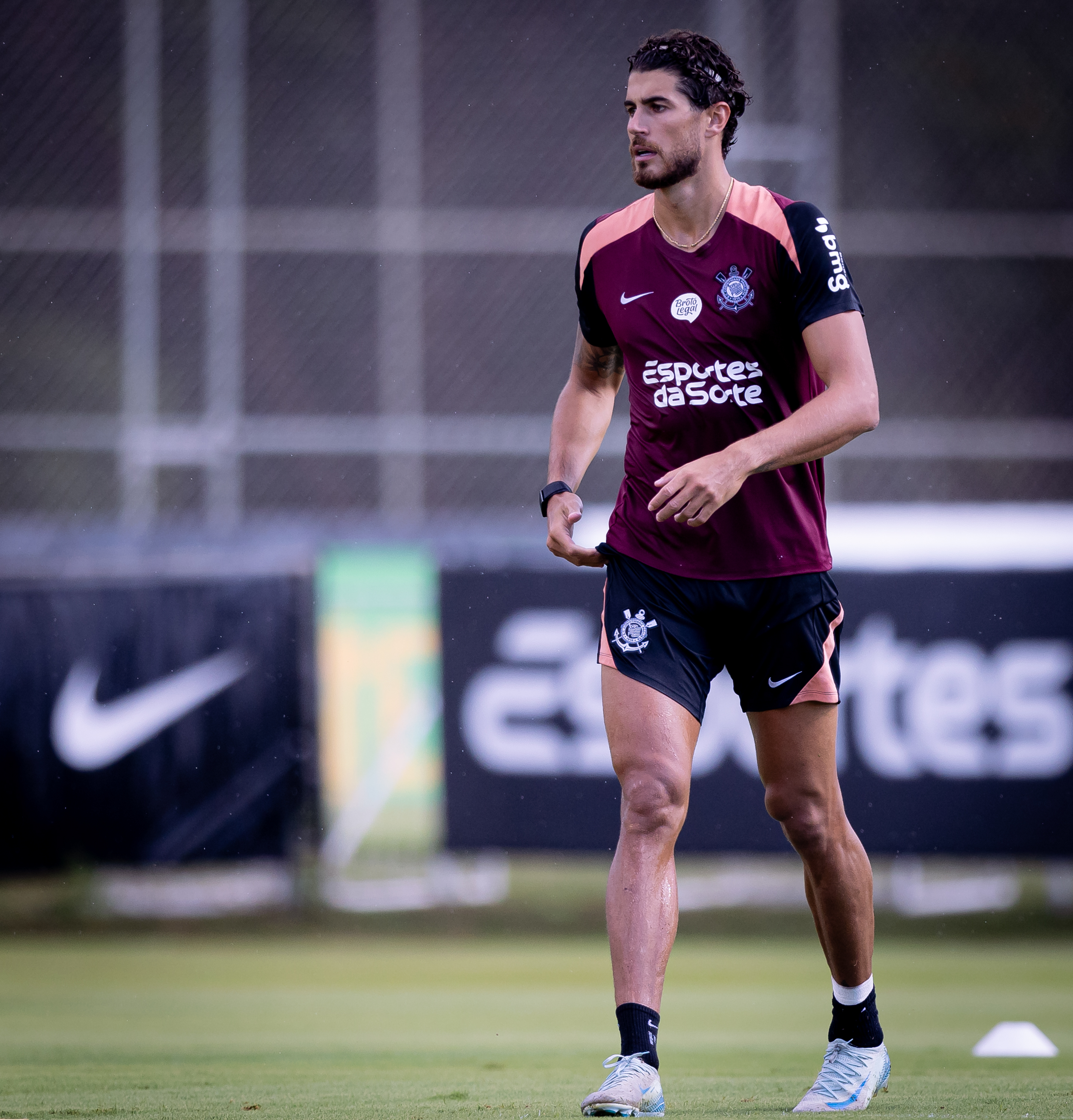 Corinthians Renova Confiança em Pedro Raul Após Dificuldades nas Contratações de Atacantes