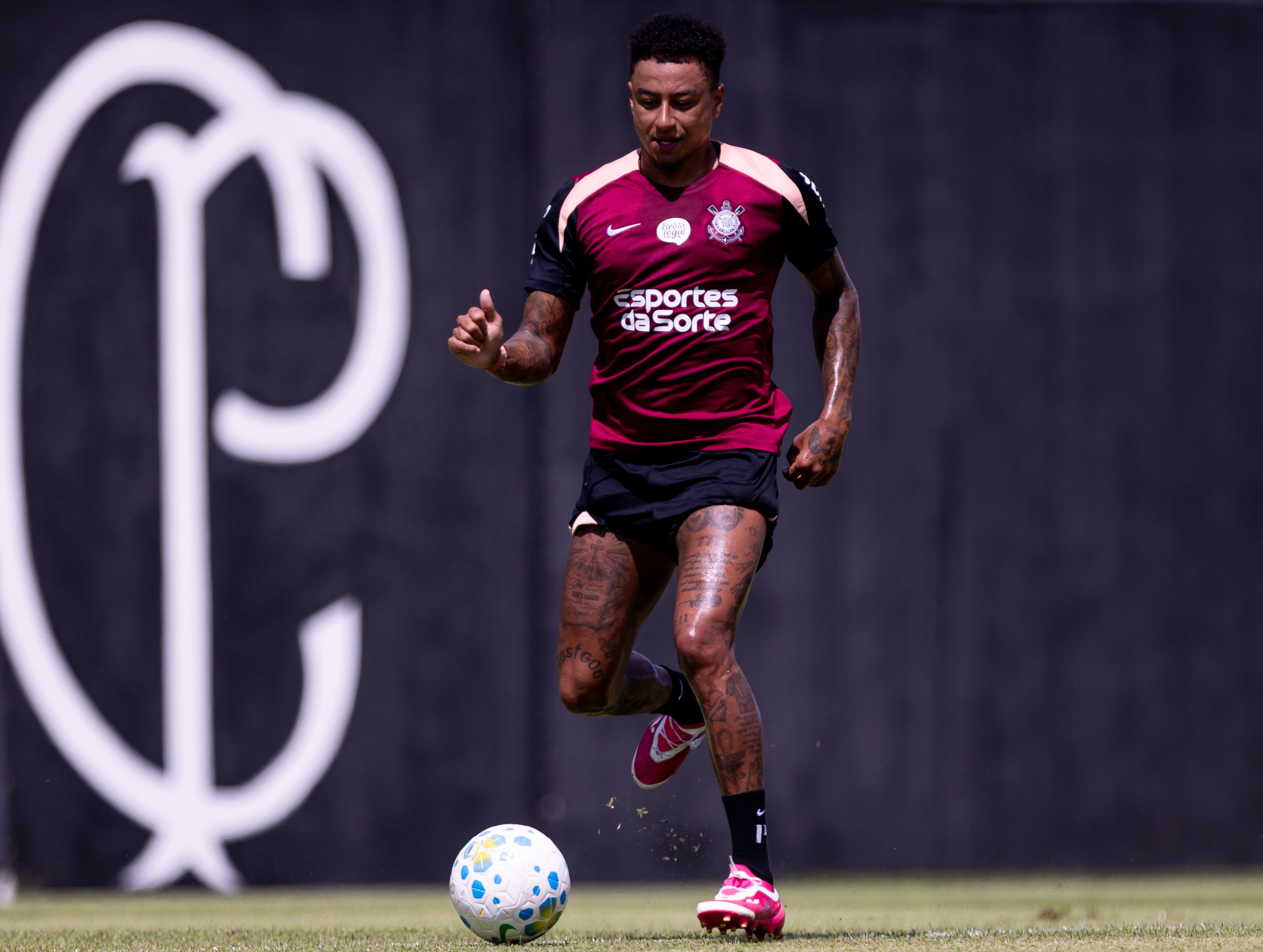 Jesse Lingard aparece no BID e prepara estreia pelo Corinthians contra o Fluminense
