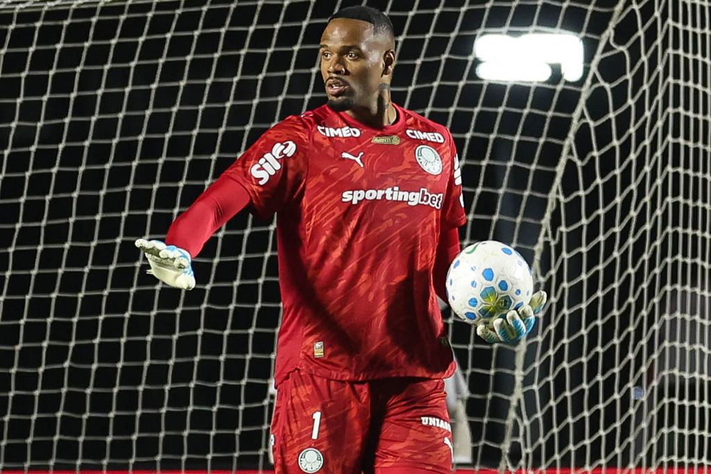 Carlos Miguel atinge marca expressiva e se destaca no Palmeiras