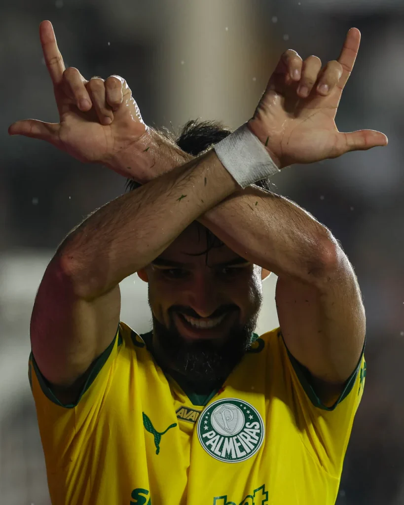 Flaco López comemorando gol