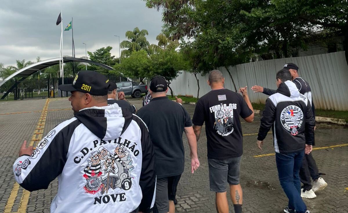 Torcedores organizados visitam CT do Corinthians para pressionar elenco e comissão técnica