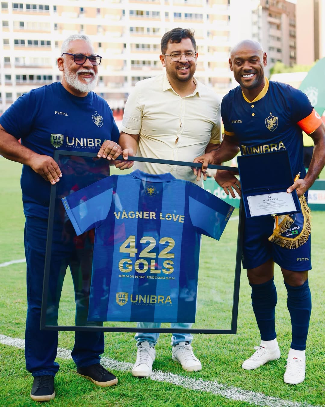 Vagner Love se despede do futebol e recebe homenagem nostálgica do Corinthians
