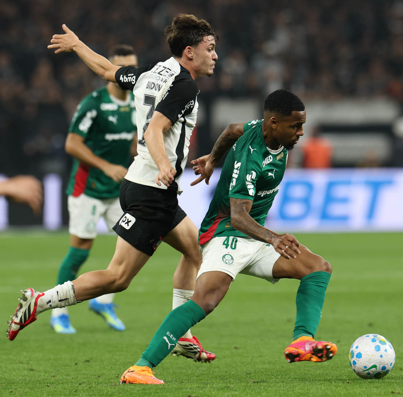 Palmeiras Desperdiça Oportunidades em Derby: Análise das Expulsões e Limitações Táticas