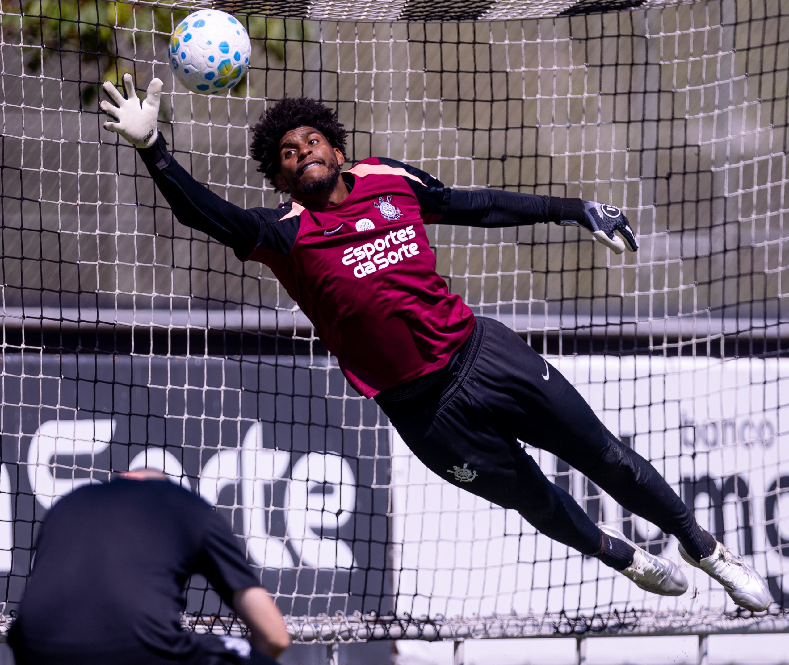 AINDA BEM: Hugo Souza consegue efeito suspensivo e é liberado para reforçar o Corinthians
