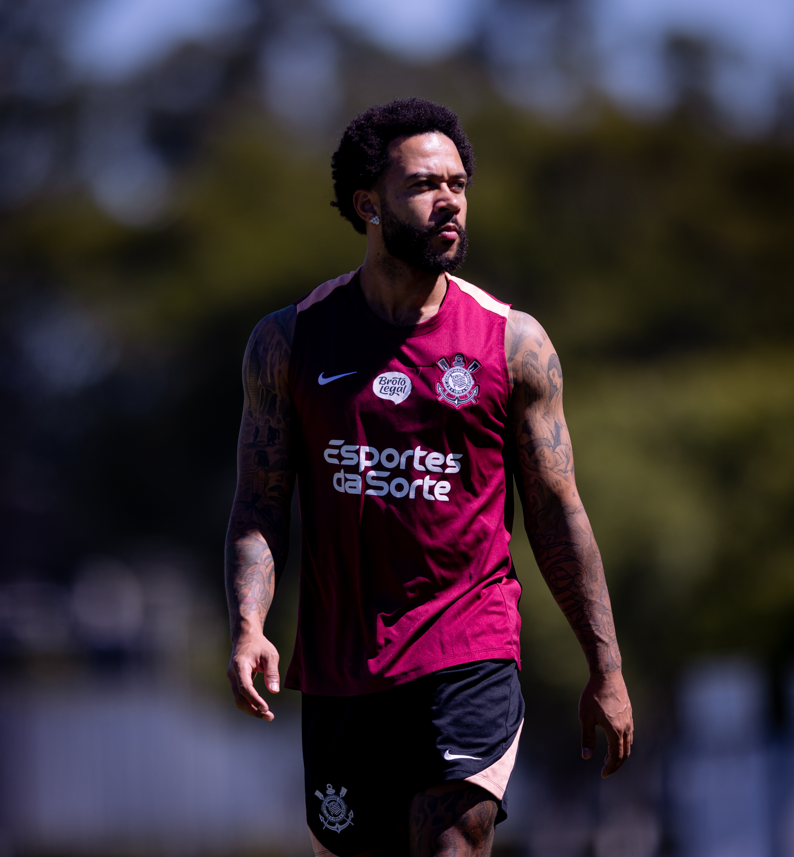 Corinthians corre para renovar com Memphis Depay em meio a crise financeira e esportiva