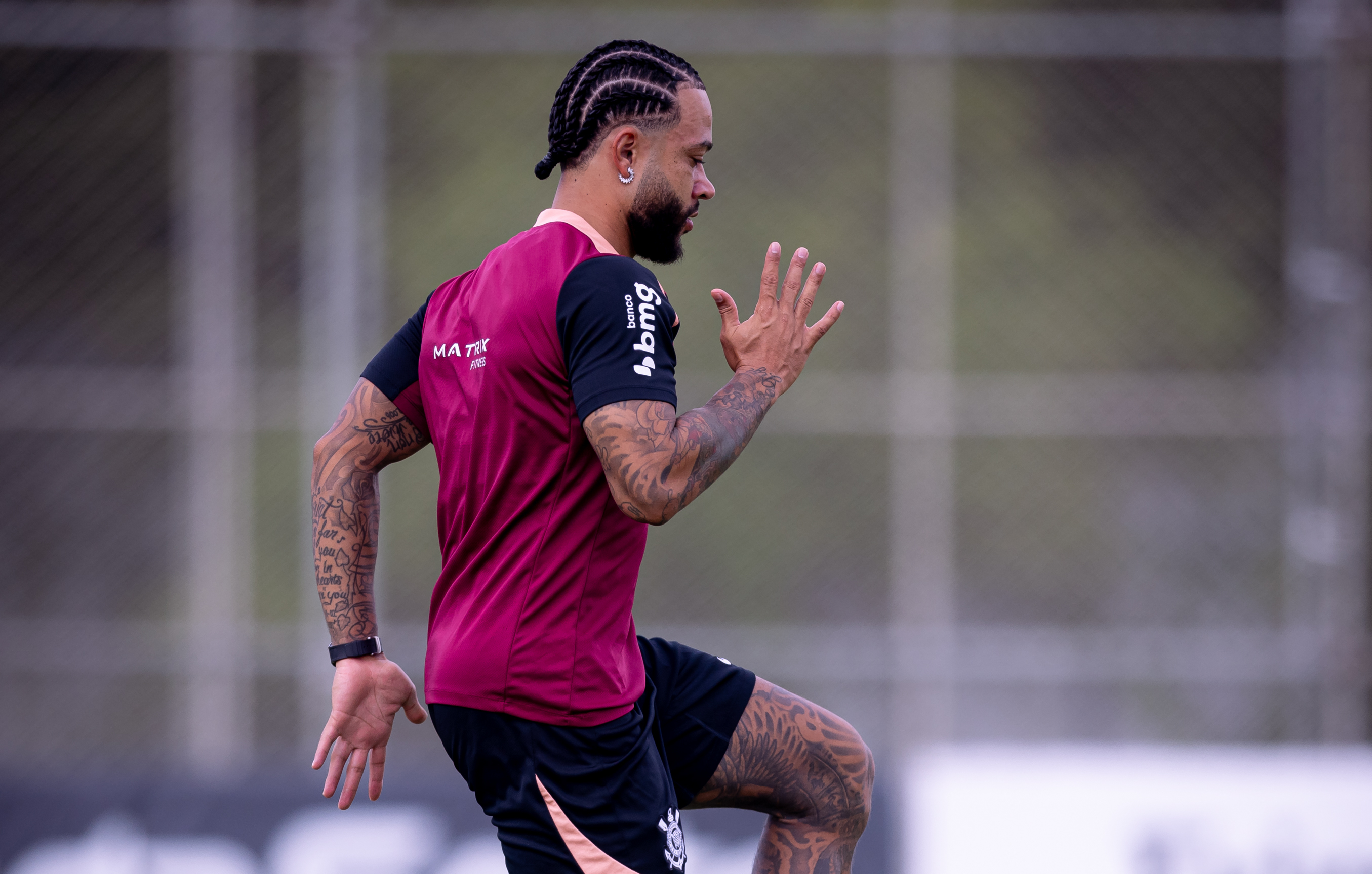 Memphis Inicia Transição Física enquanto Corinthians Intensifica Preparativos para Decisão na Libertadores