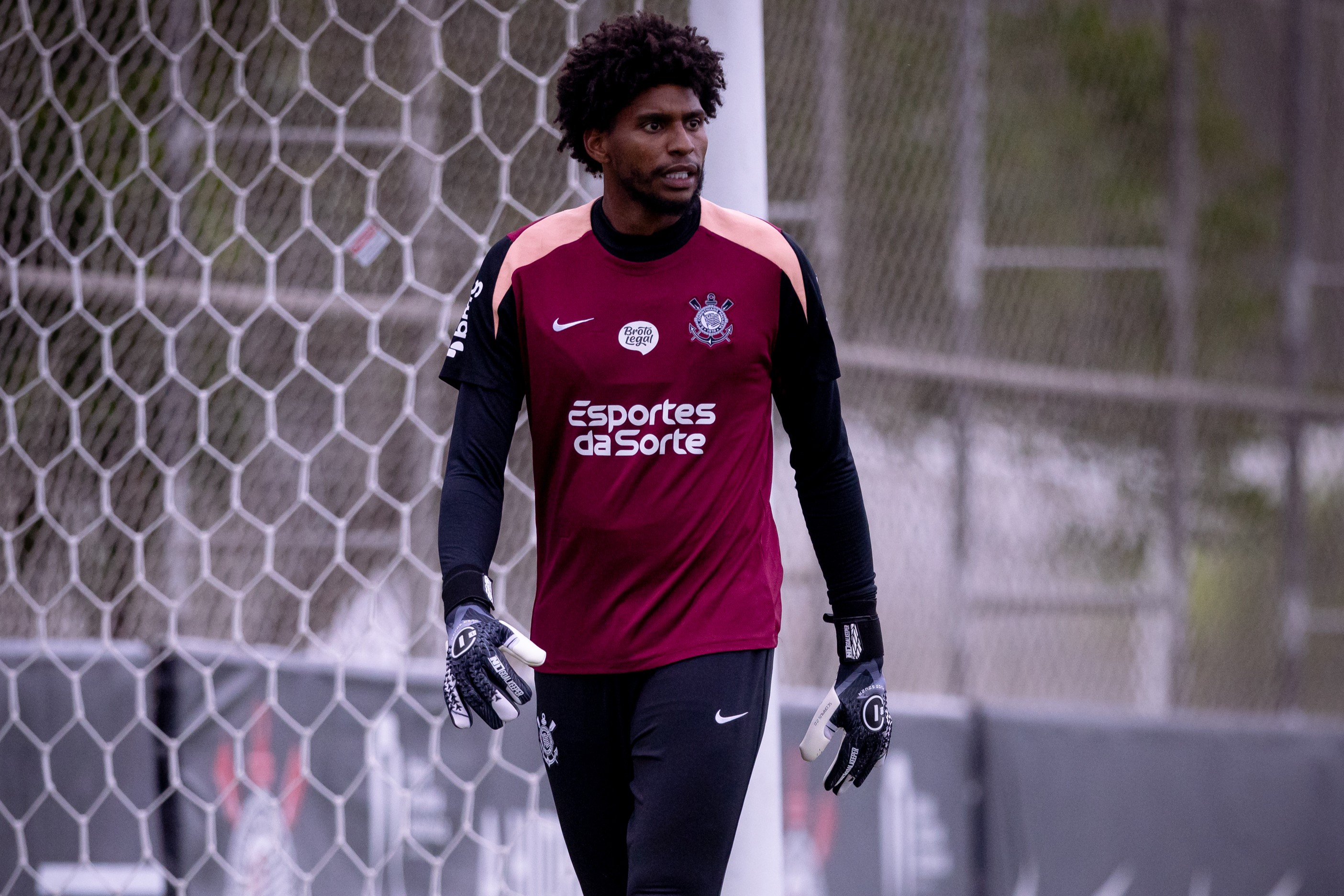 Hugo Souza Ansioso para Reestreia no Gol do Corinthians em Confronto Vital contra o Peñarol