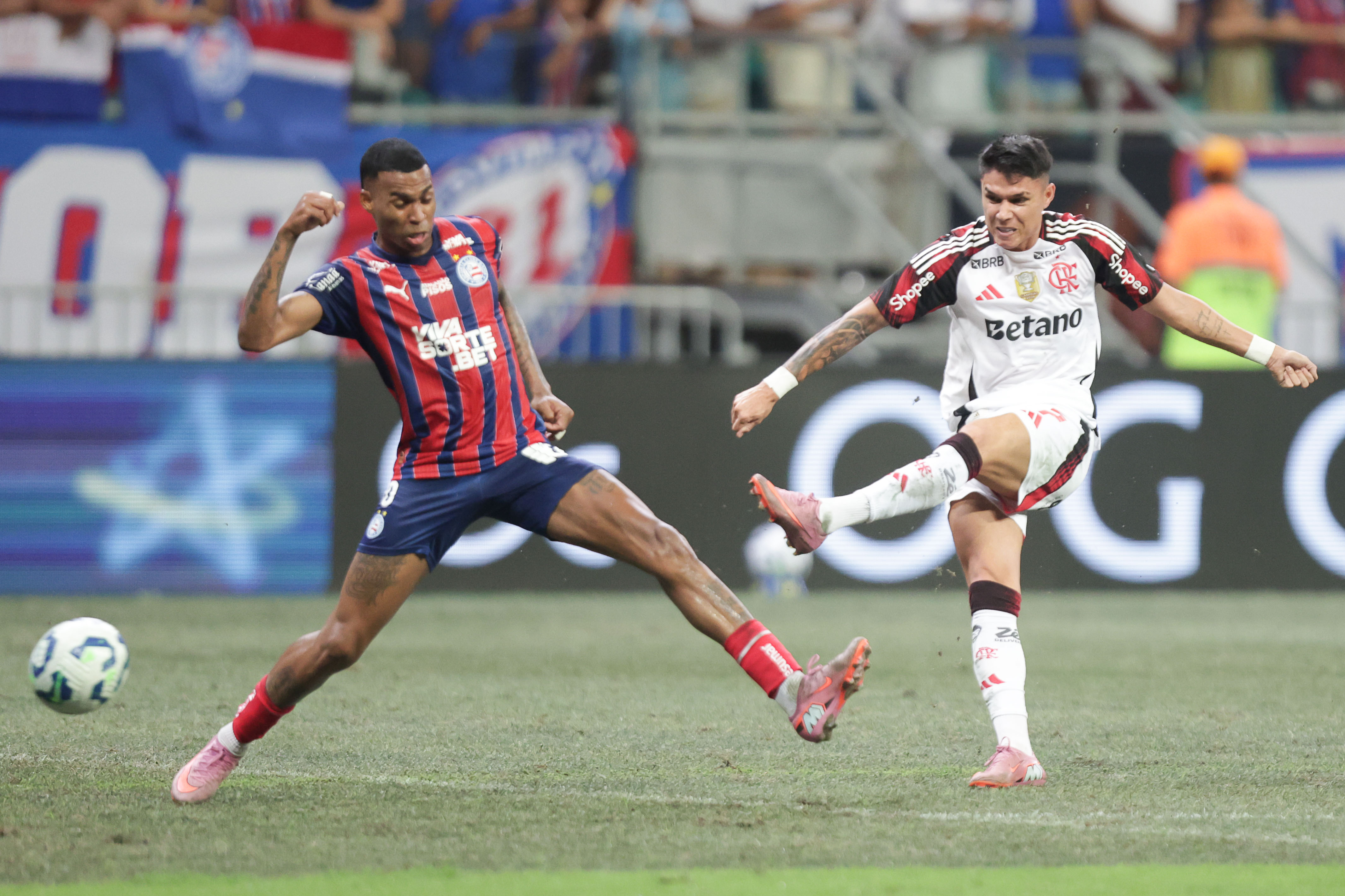 Flamengo e Bahia se enfrentam em duelo decisivo no Brasileirão: onde assistir e as escalações esperadas