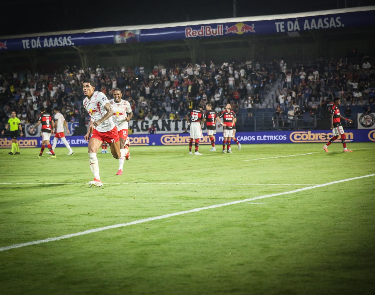 Flamengo é superado pelo Bragantino e vê a liderança do Palmeiras distanciar para oito pontos