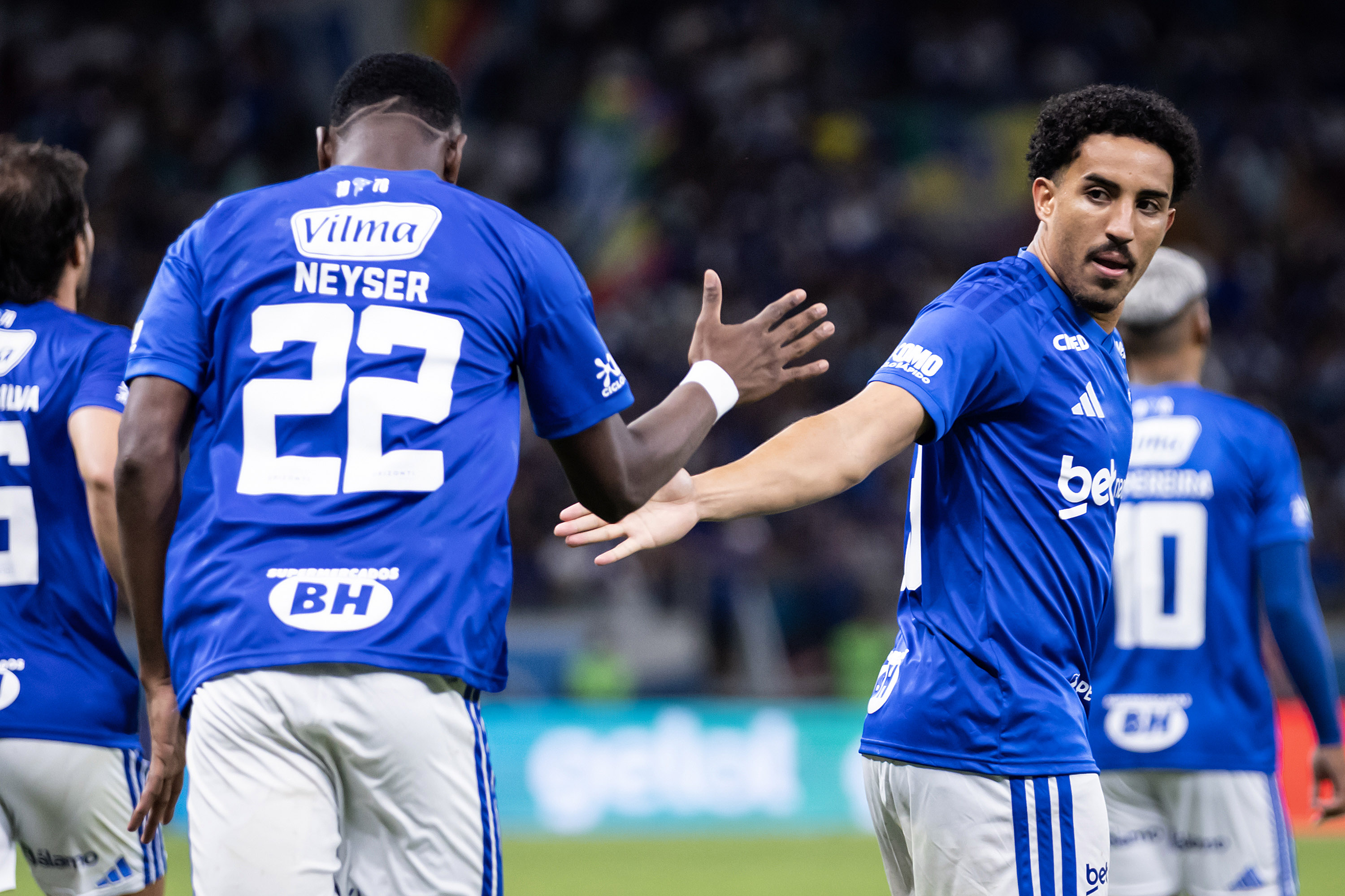 Cruzeiro Conquista Virada Esplêndida Sobre o Bragantino e Se Aproxima do Corinthians na Luta pelo Brasileiro