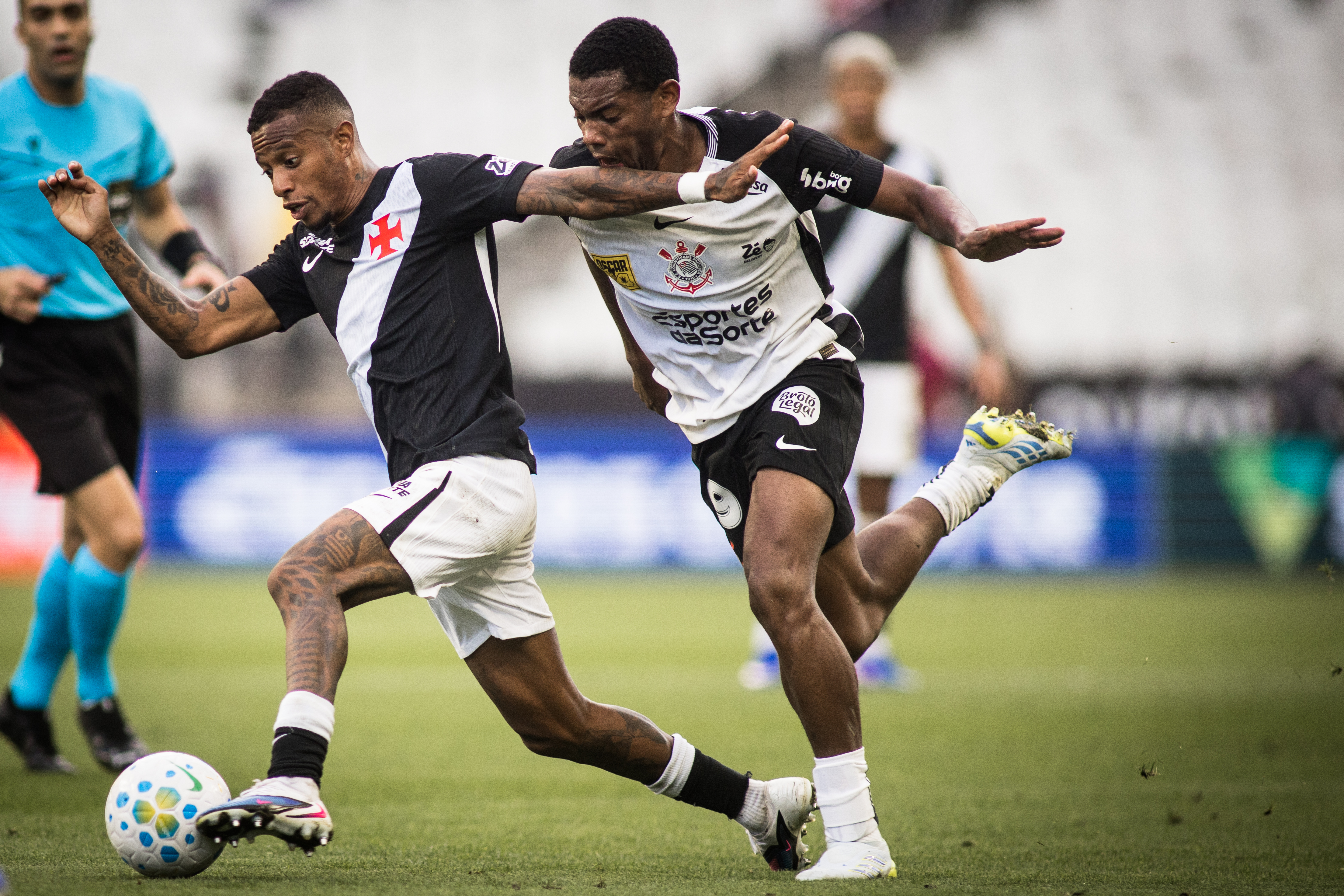 Árbitro de Corinthians x Vasco denuncia falta de bolas e incidente de cusparada no segundo tempo
