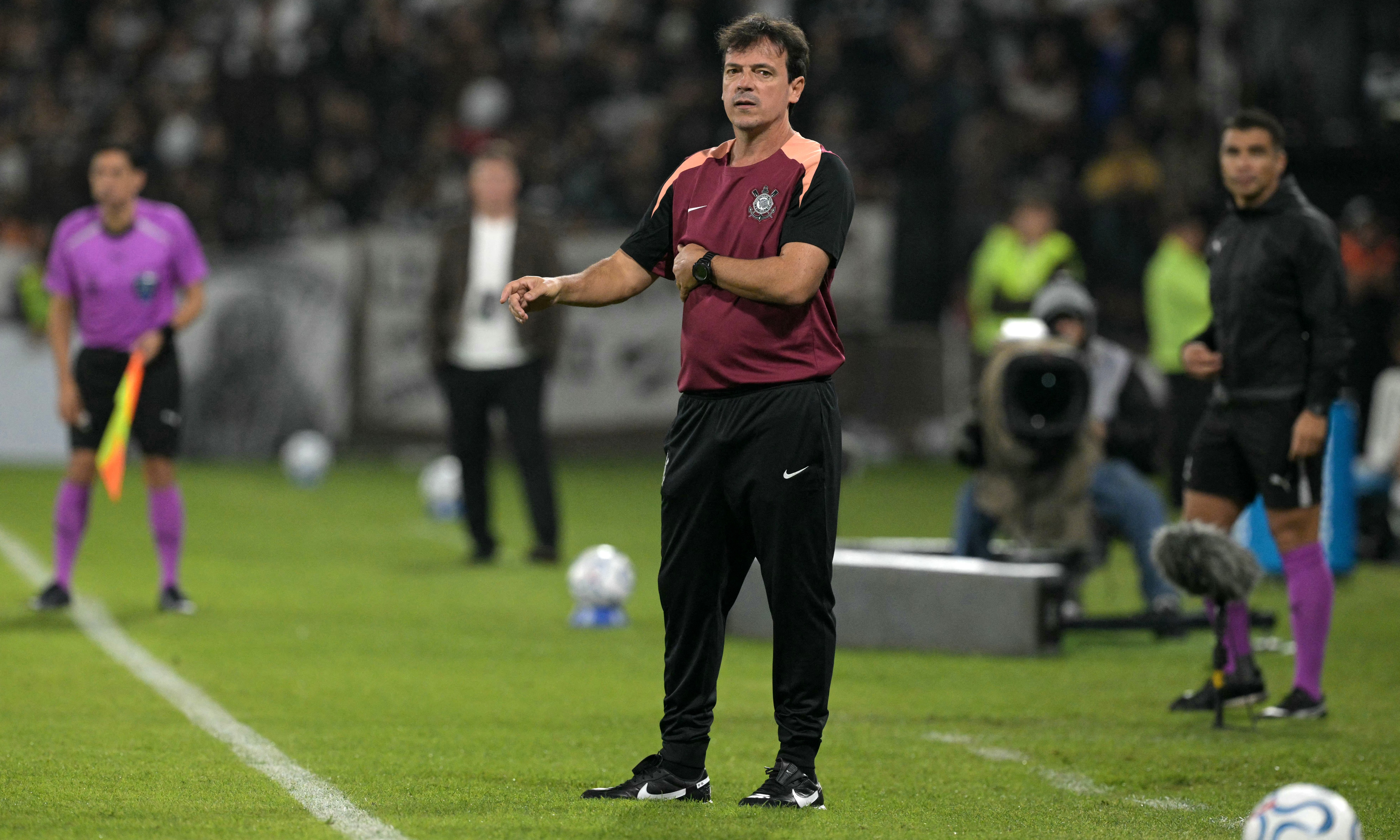 Diniz Estrategiza para Revolucionar o Ataque do Corinthians: Táticas e Inovações a Caminho do Sucesso