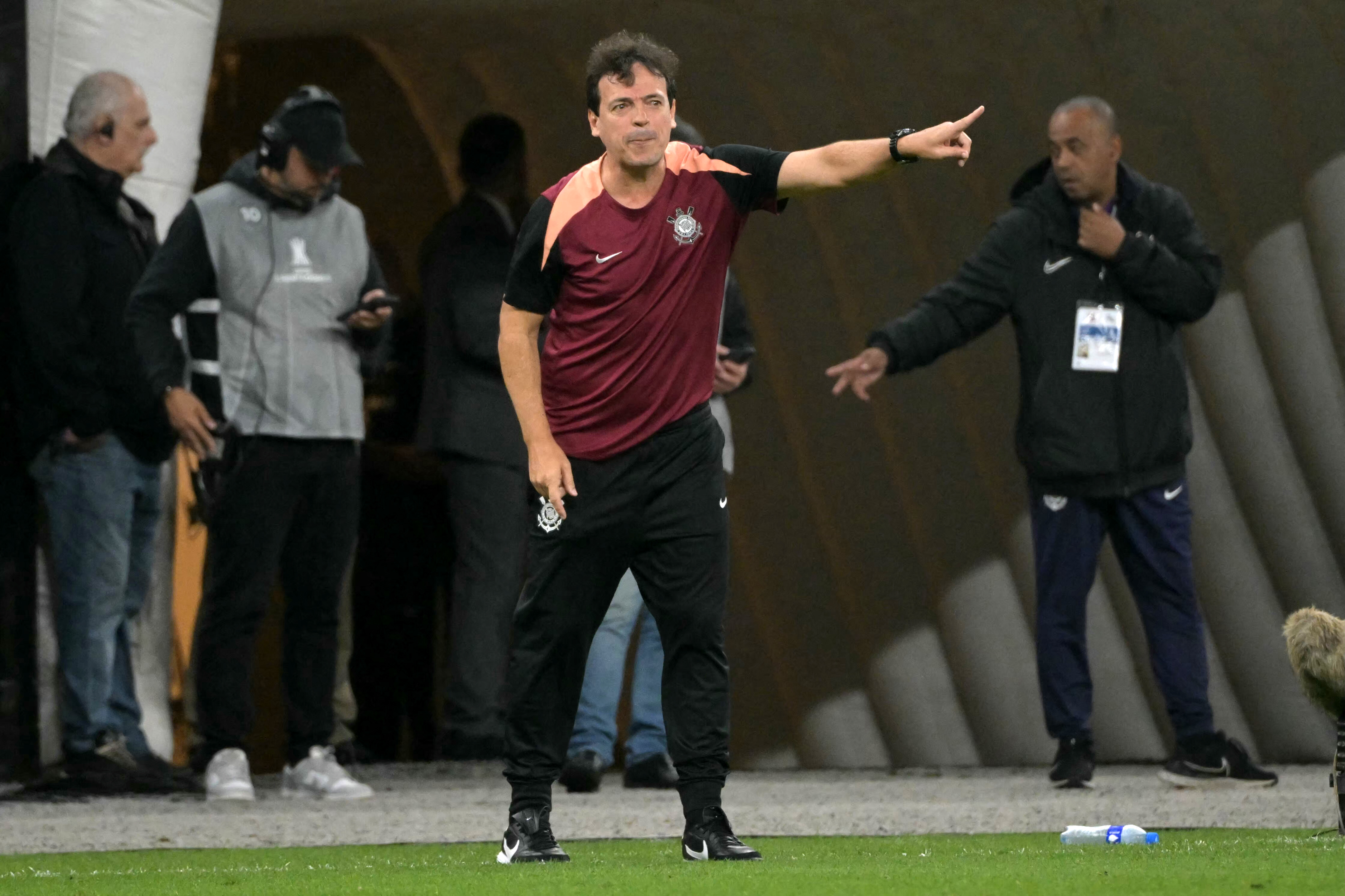 Diniz Defende a Repetição de Escalação no Corinthians: 