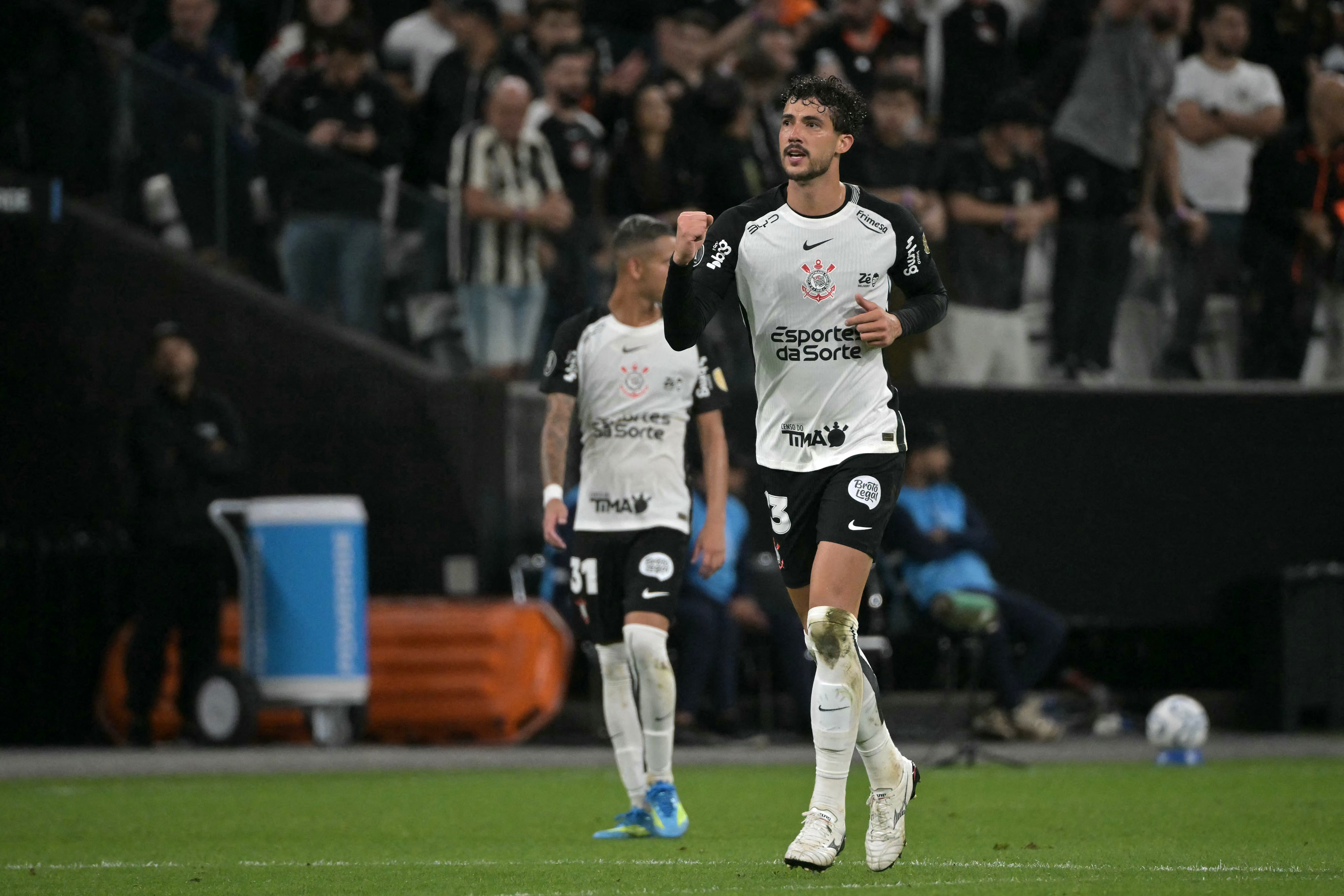 Gustavo Henrique celebra triunfo do Corinthians e comenta gol inesperado: 