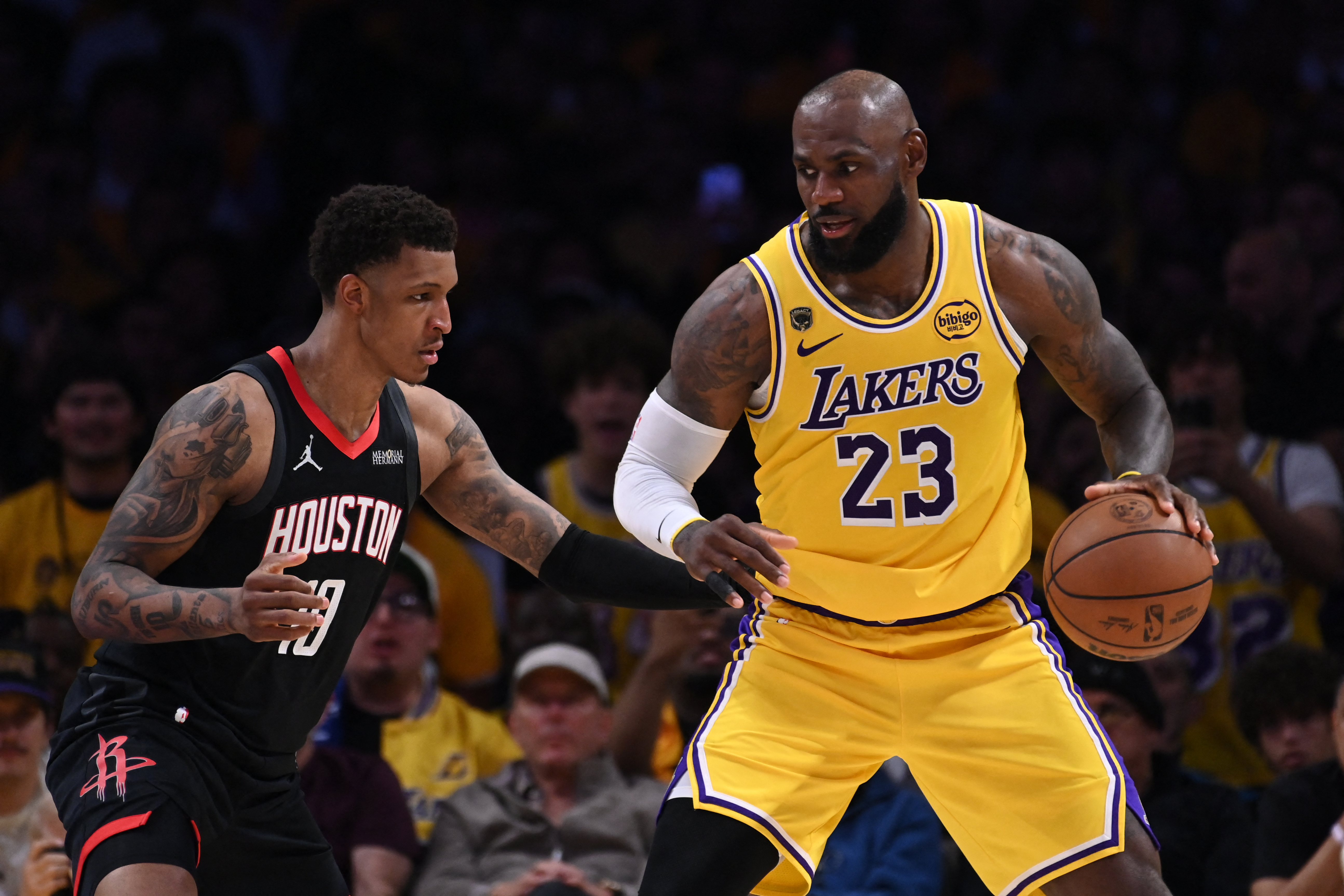 LeBron brilha, e Lakers vencem os Rockets em sua estreia nos playoffs da NBA