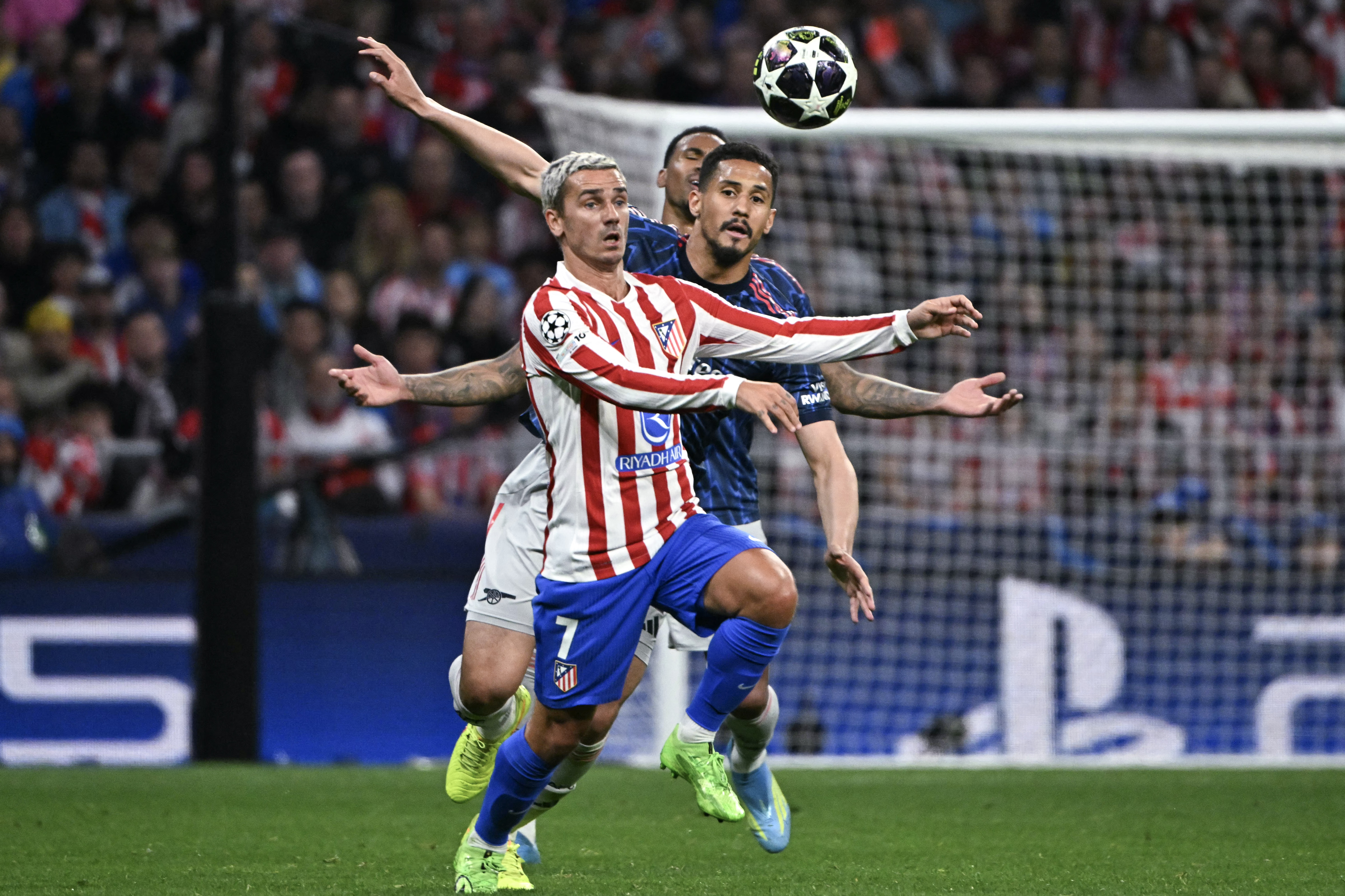 Com gols de pênalti, Atlético e Arsenal empatam ida pela semifinal da Champions