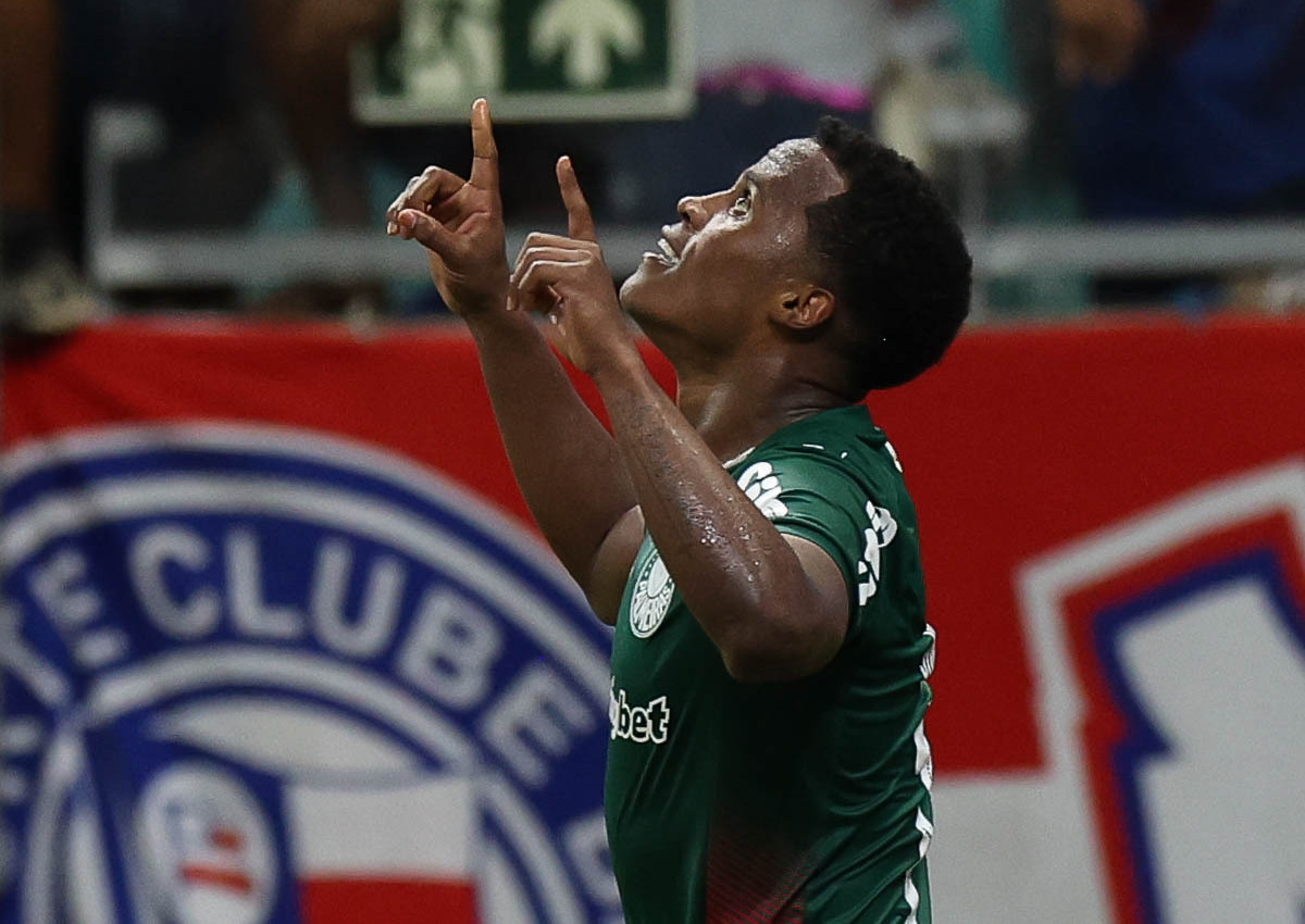 Palmeiras conquista vitória dramática sobre Bahia e amplia liderança no Campeonato