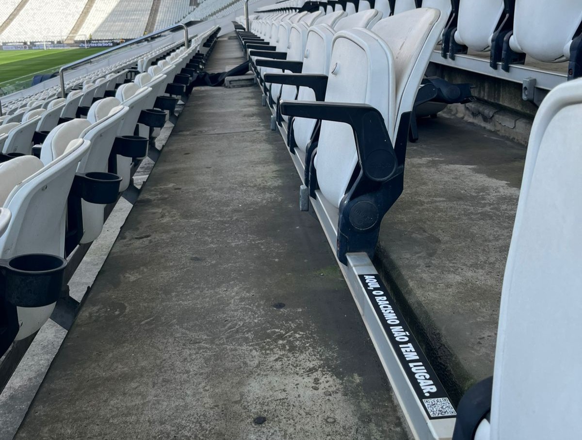 Corinthians coloca mensagem no estádio após caso de racismo