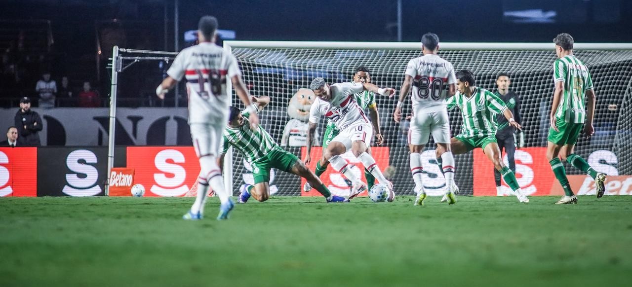 Vitória sob Protestos: São Paulo Bate Juventude, mas Morumbis Clama por Mudanças
