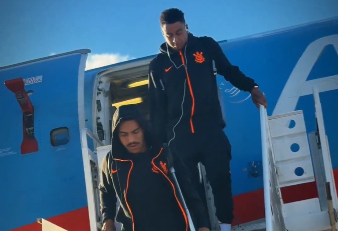 Corinthians desembarca para estreia de Fernando Diniz na Libertadores