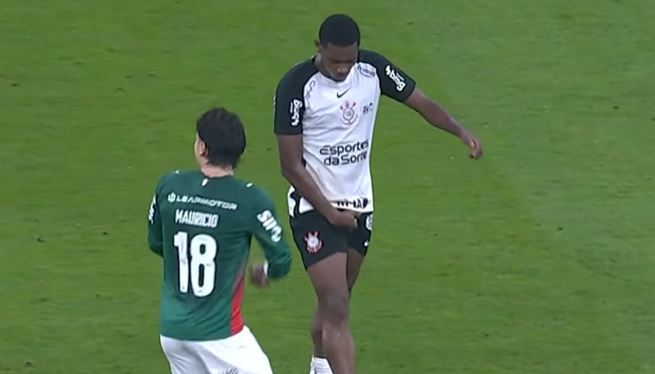 André é expulso no primeiro tempo e deixa Corinthians em desvantagem numérica