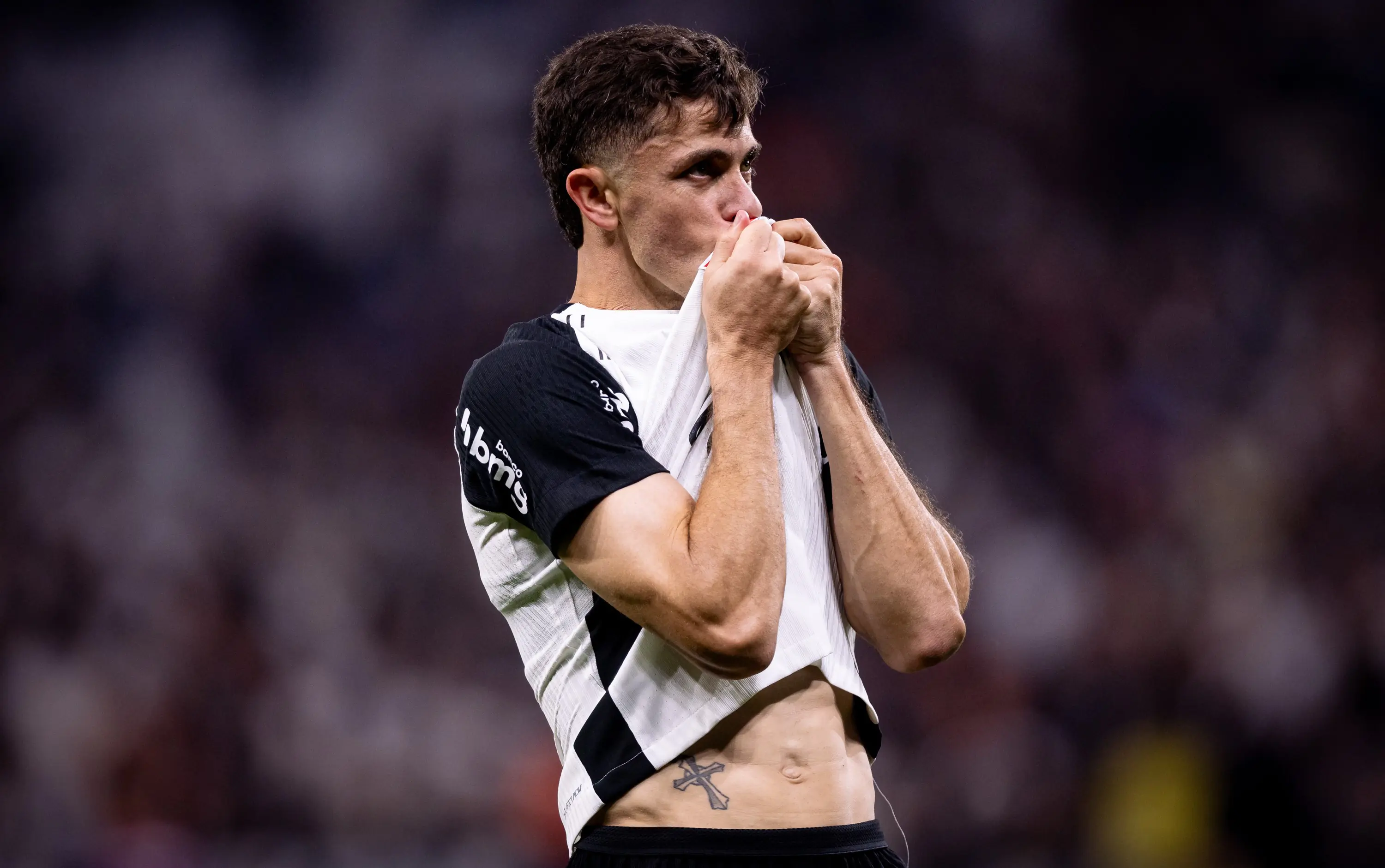 Gabriel Paulista tatua taça da Supercopa Rei e eterniza título do Corinthians sobre o Flamengo
