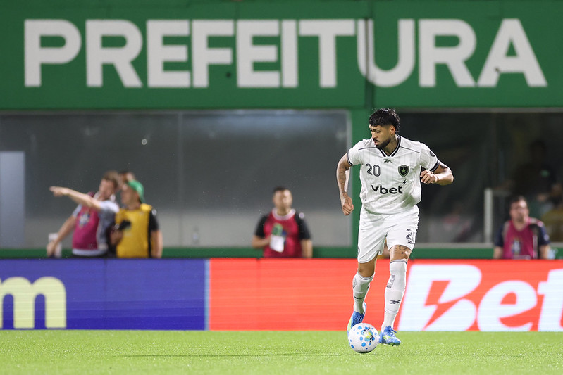 Cruzeiro Avalia Oportunidade de Contratar Alexander Barboza, Zagueiro do Botafogo